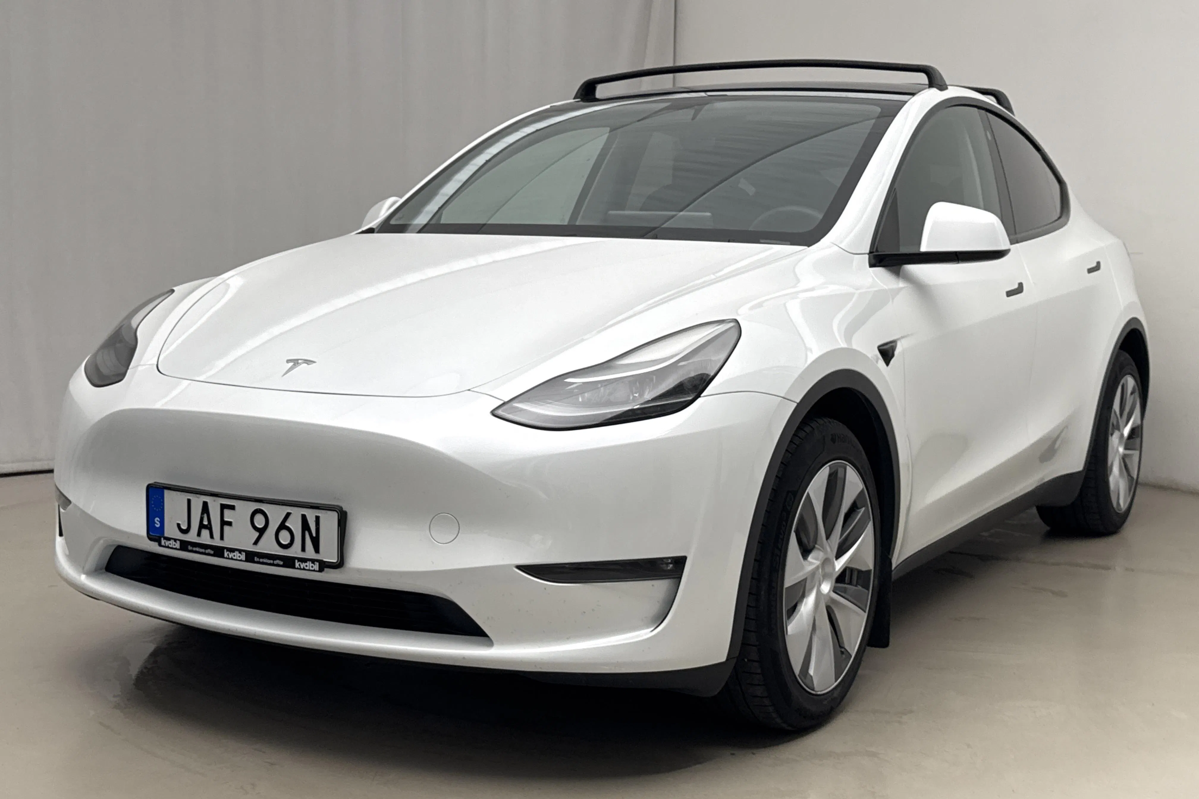Presentationsfoto 1 av 23: Tesla Model Y Long Range Dual Motor AWD - 4 992 mil - Automat - vit - 2023