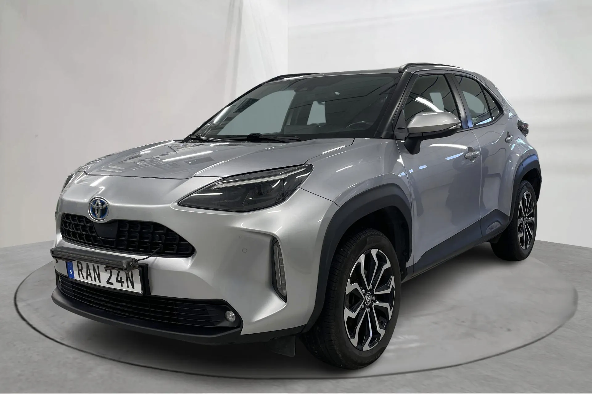 Presentationsfoto 1 av 16: Toyota Yaris Cross 1.5 Hybrid AWD (116hk) - 13 571 mil - Automat - silver - 2023