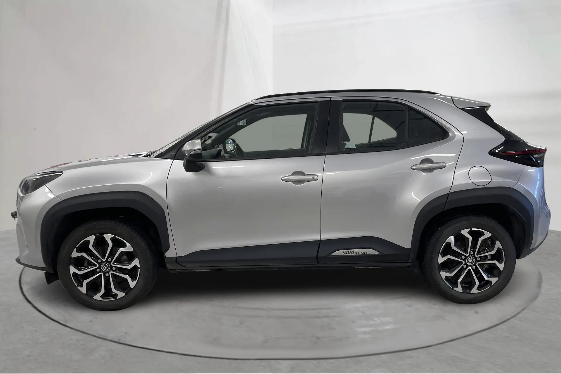 Presentationsfoto 2 av 16: Toyota Yaris Cross 1.5 Hybrid AWD (116hk) - 13 571 mil - Automat - silver - 2023