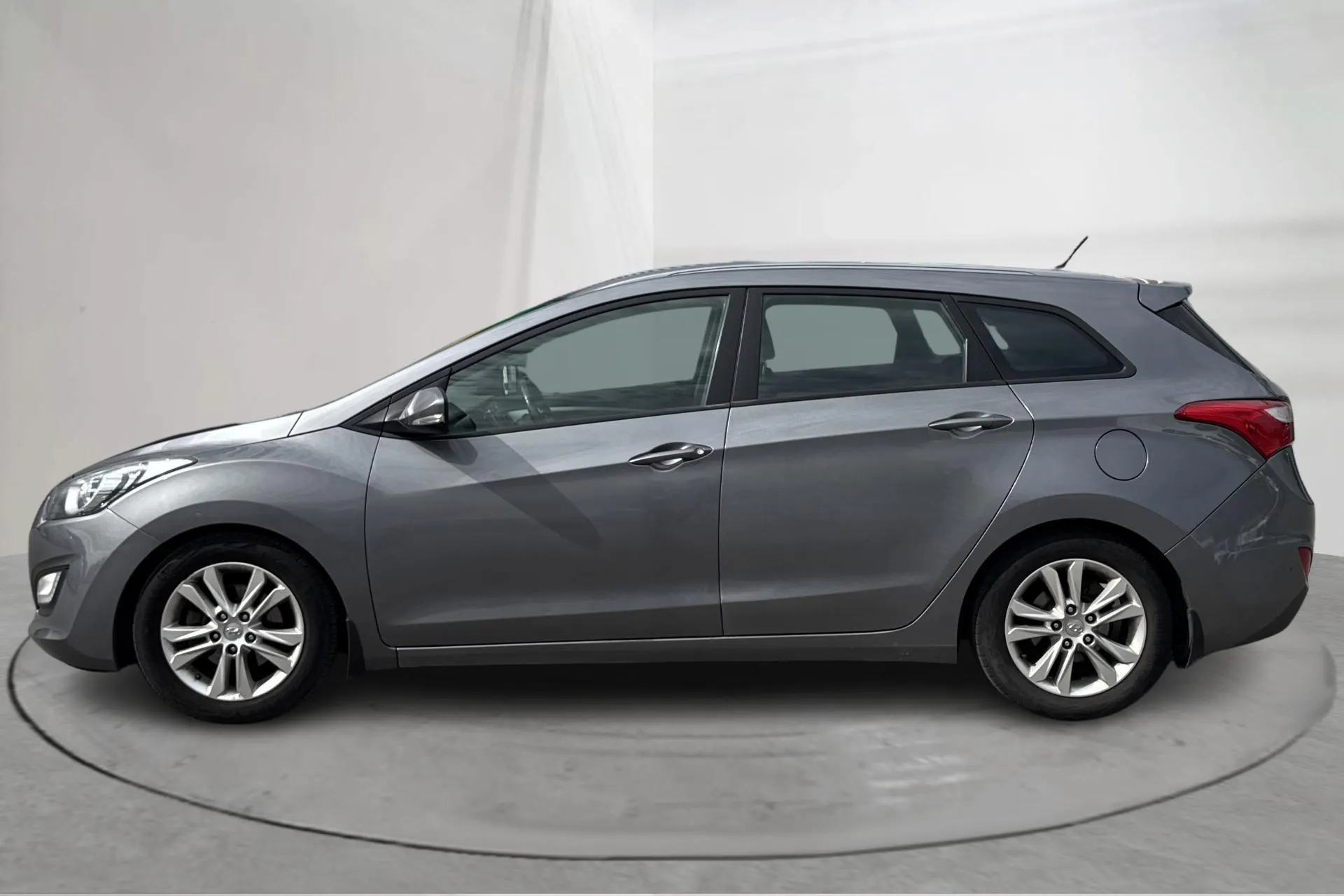 Presentation photo 2 of 13: Hyundai i30 1.6 CRDi Kombi (110hk) - 186 330 km - Manual - gray - 2014