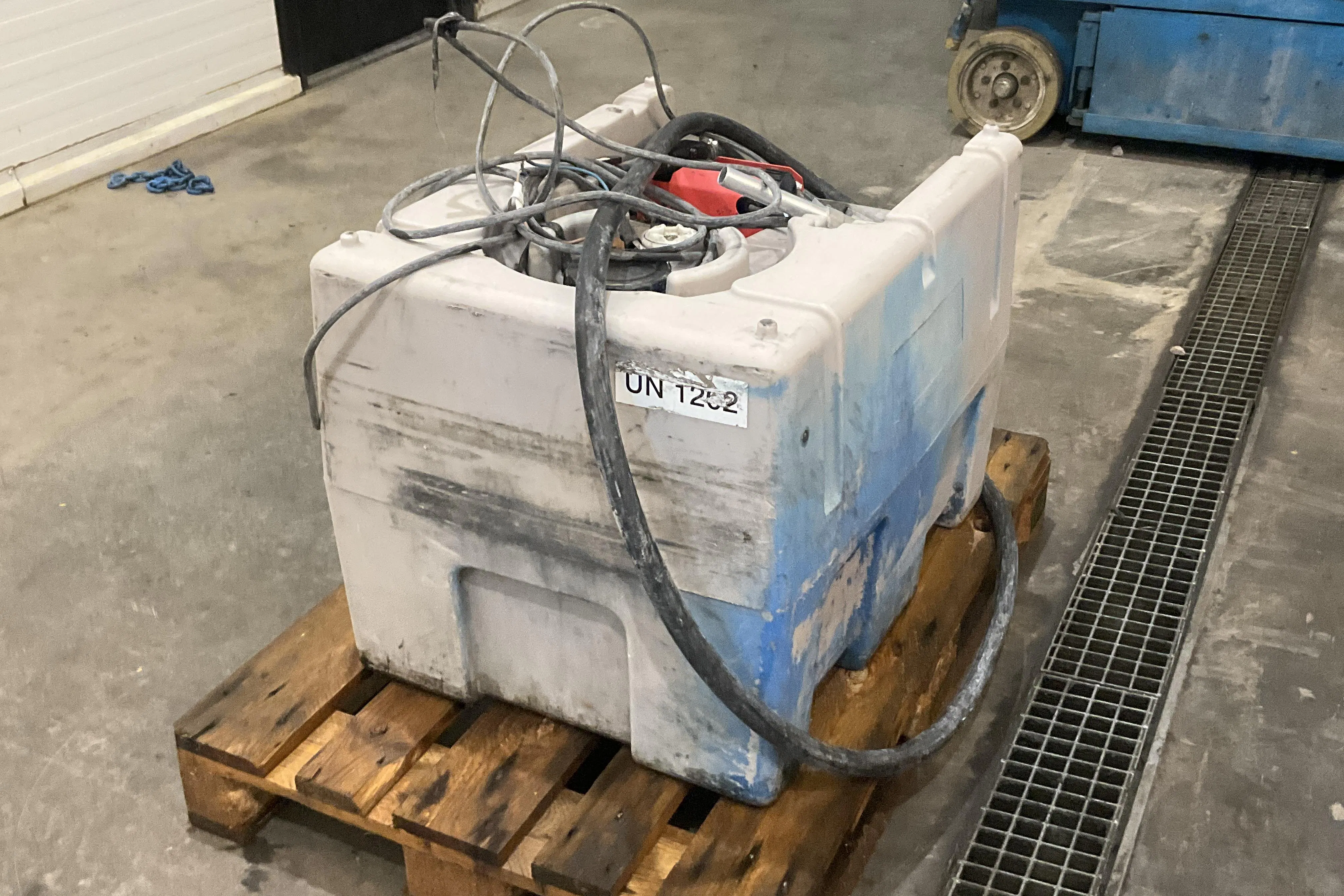 Presentation photo 2 of 8: Dieseltank med 12v pump - 0 km