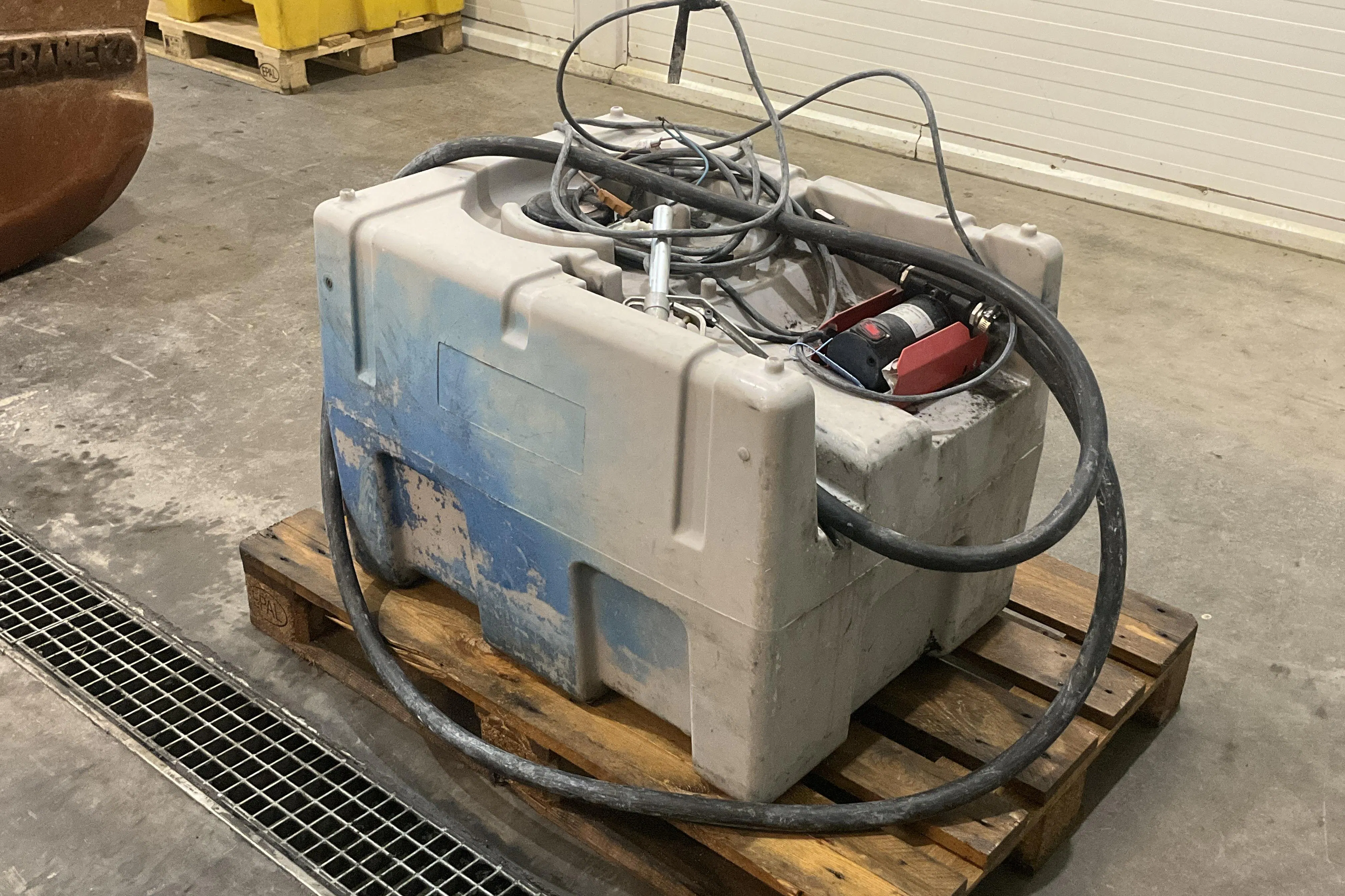 Presentation photo 1 of 8: Dieseltank med 12v pump - 0 km