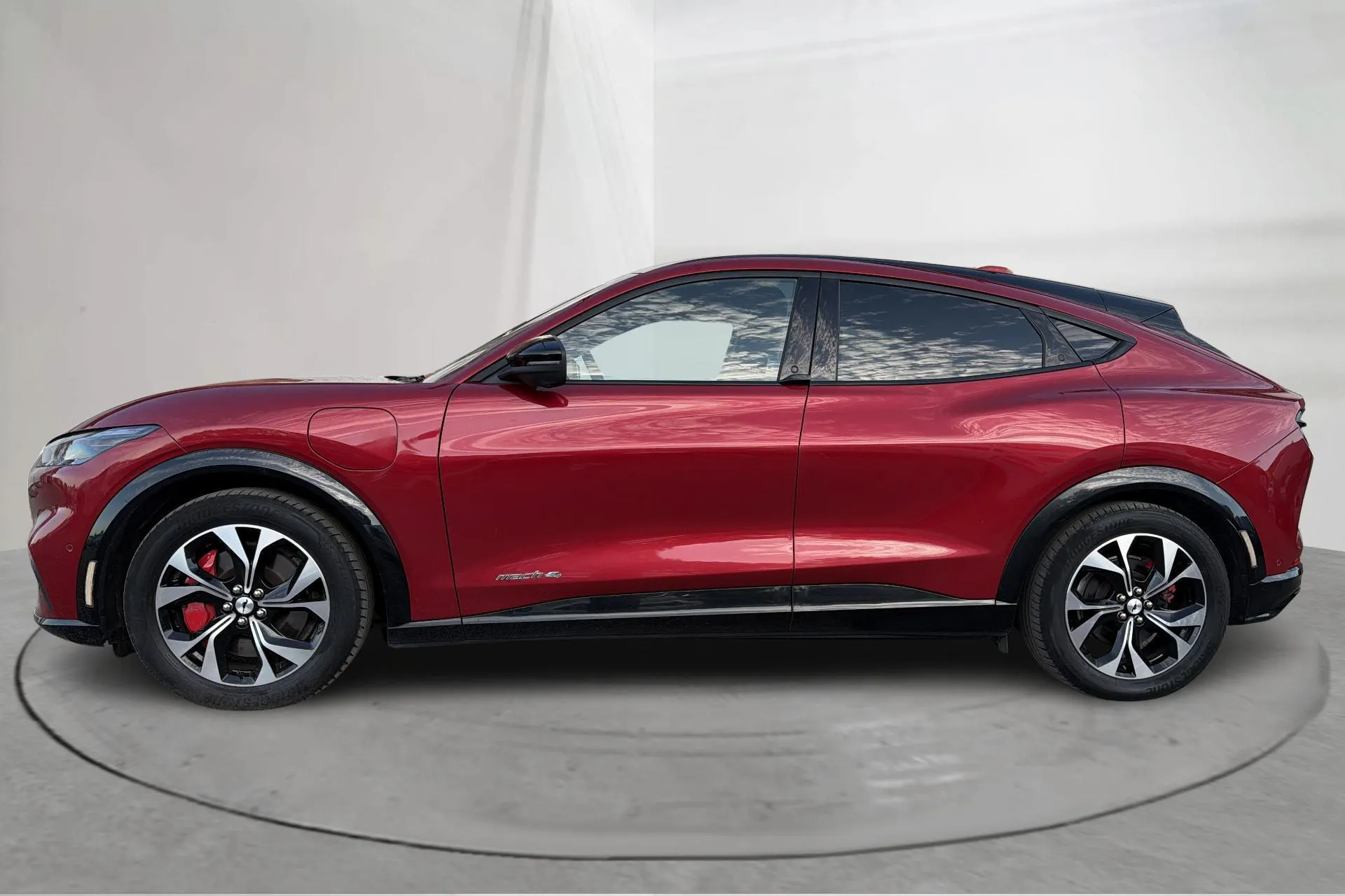 Presentationsfoto 2 av 17: Ford Mustang Mach-E 70kWh AWD (269hk) - 6 285 mil - Automat - röd - 2021