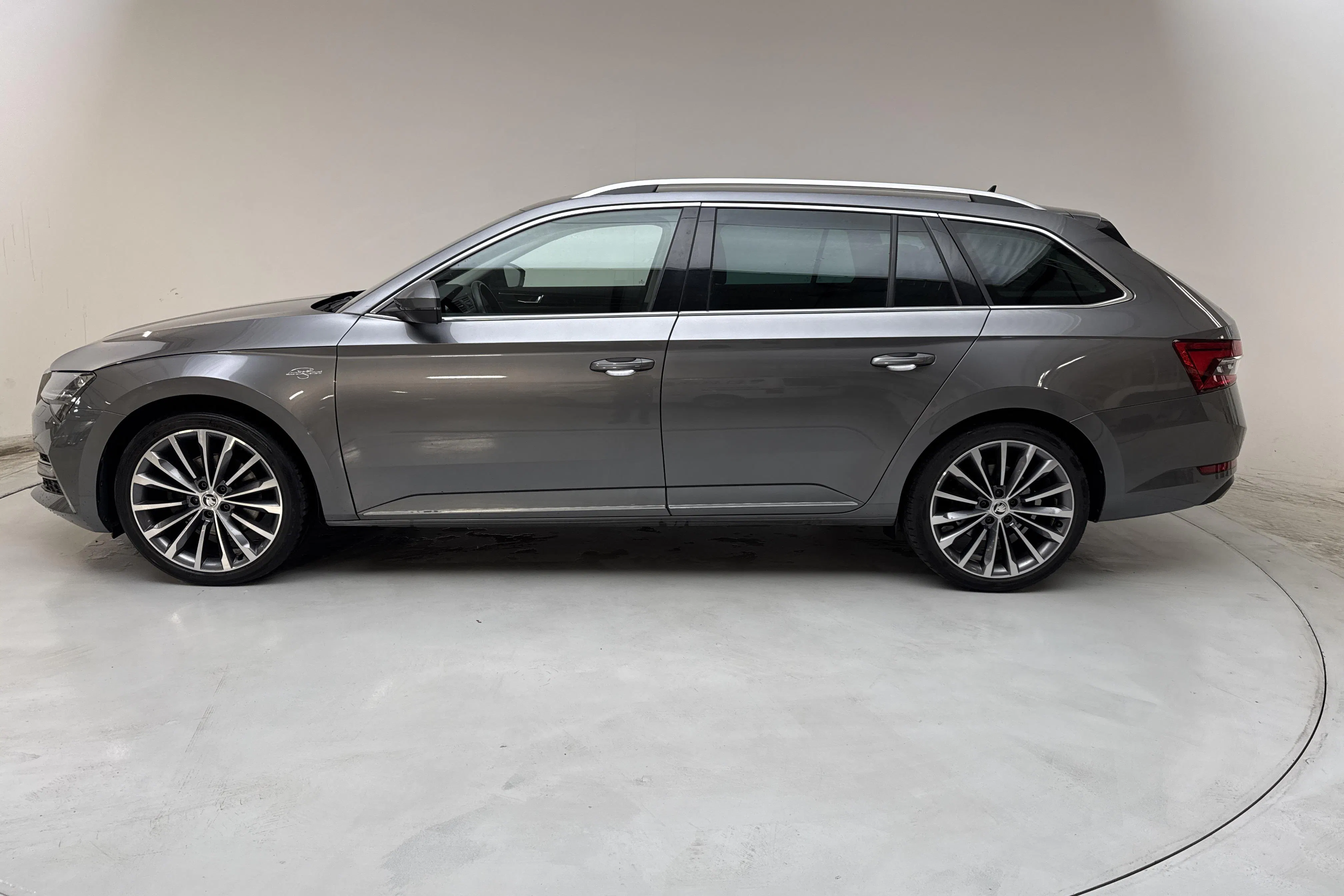 Presentationsfoto 2 av 17: Skoda Superb 1.4 TSI PHEV Kombi (218hk) - 11 338 mil - Automat - grå - 2023