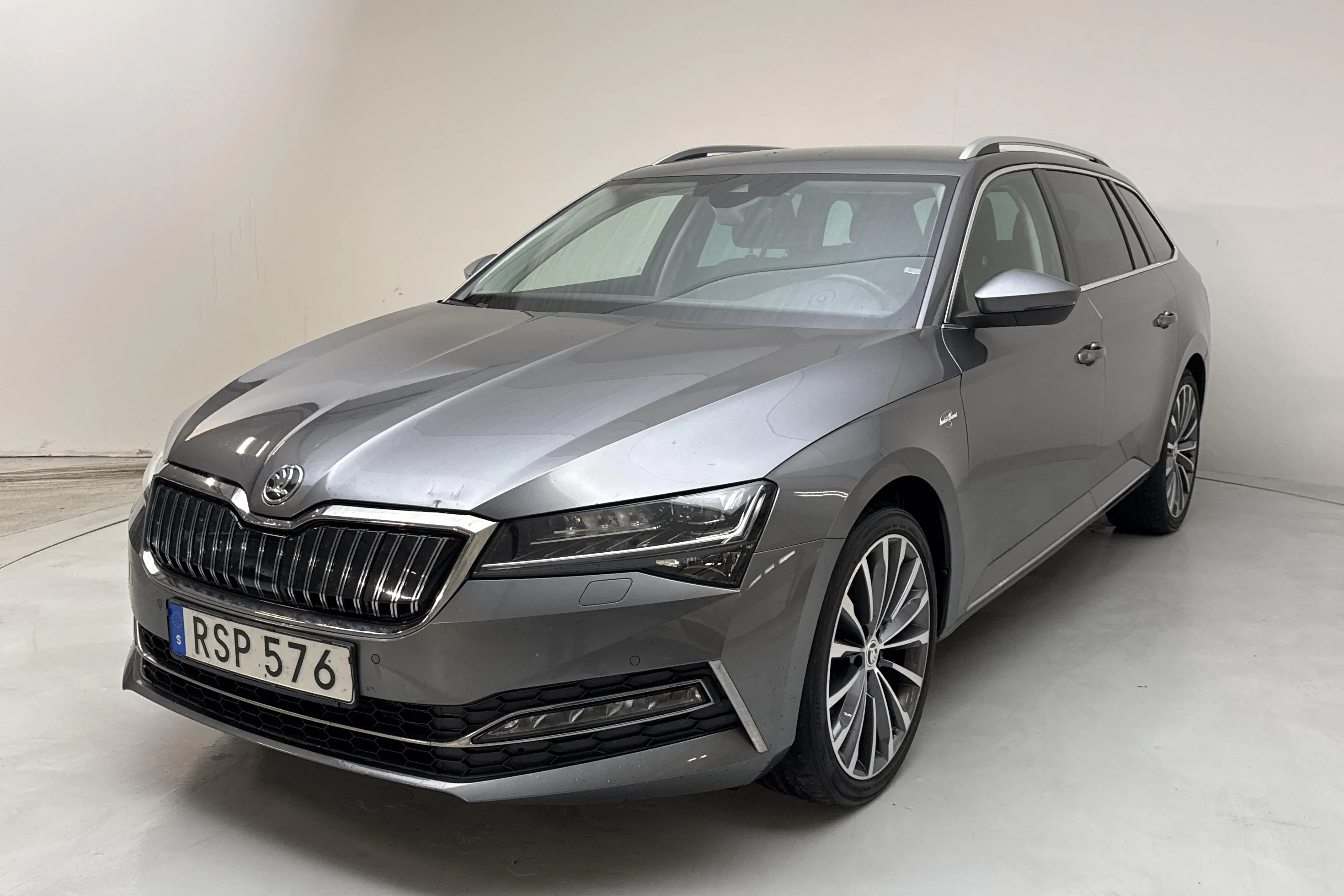 Presentationsfoto 1 av 17: Skoda Superb 1.4 TSI PHEV Kombi (218hk) - 11 338 mil - Automat - grå - 2023