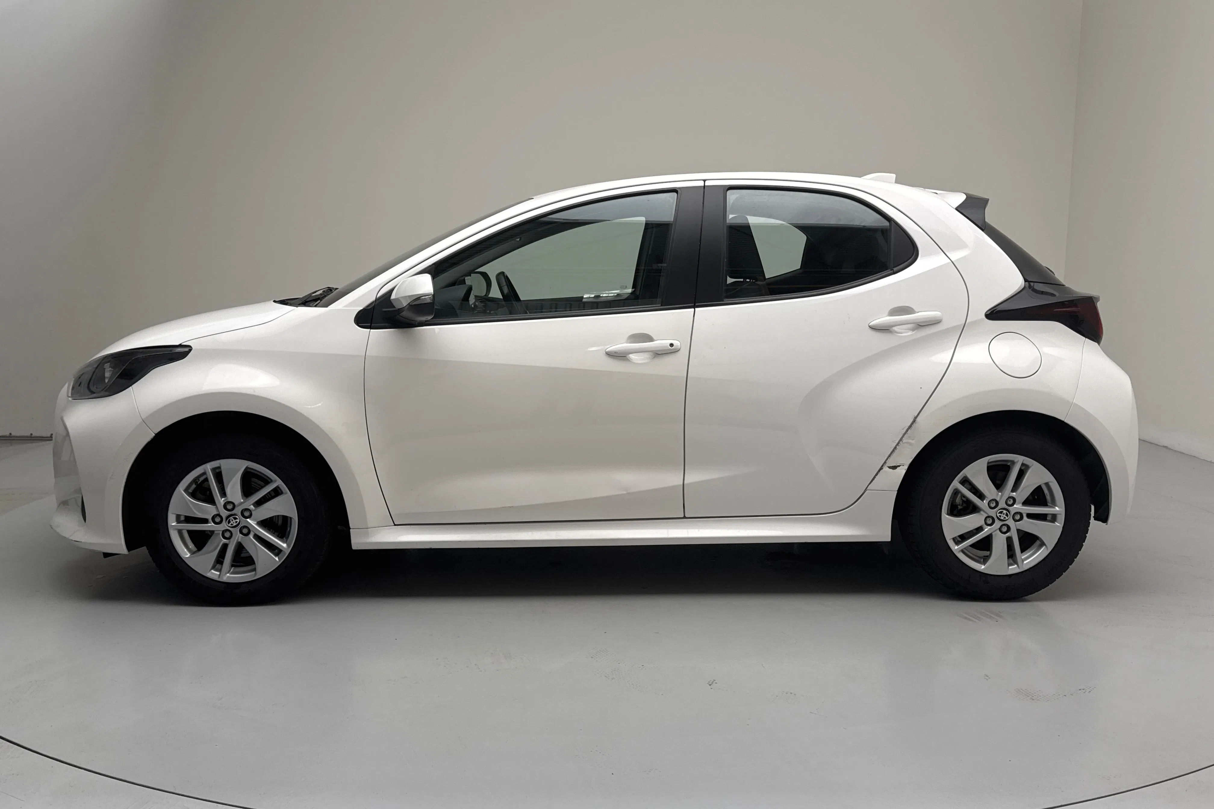 Presentation photo 2 of 14: Toyota Yaris 1.5 Hybrid 5dr (116hk) - 149 990 km - Automatic - white - 2022