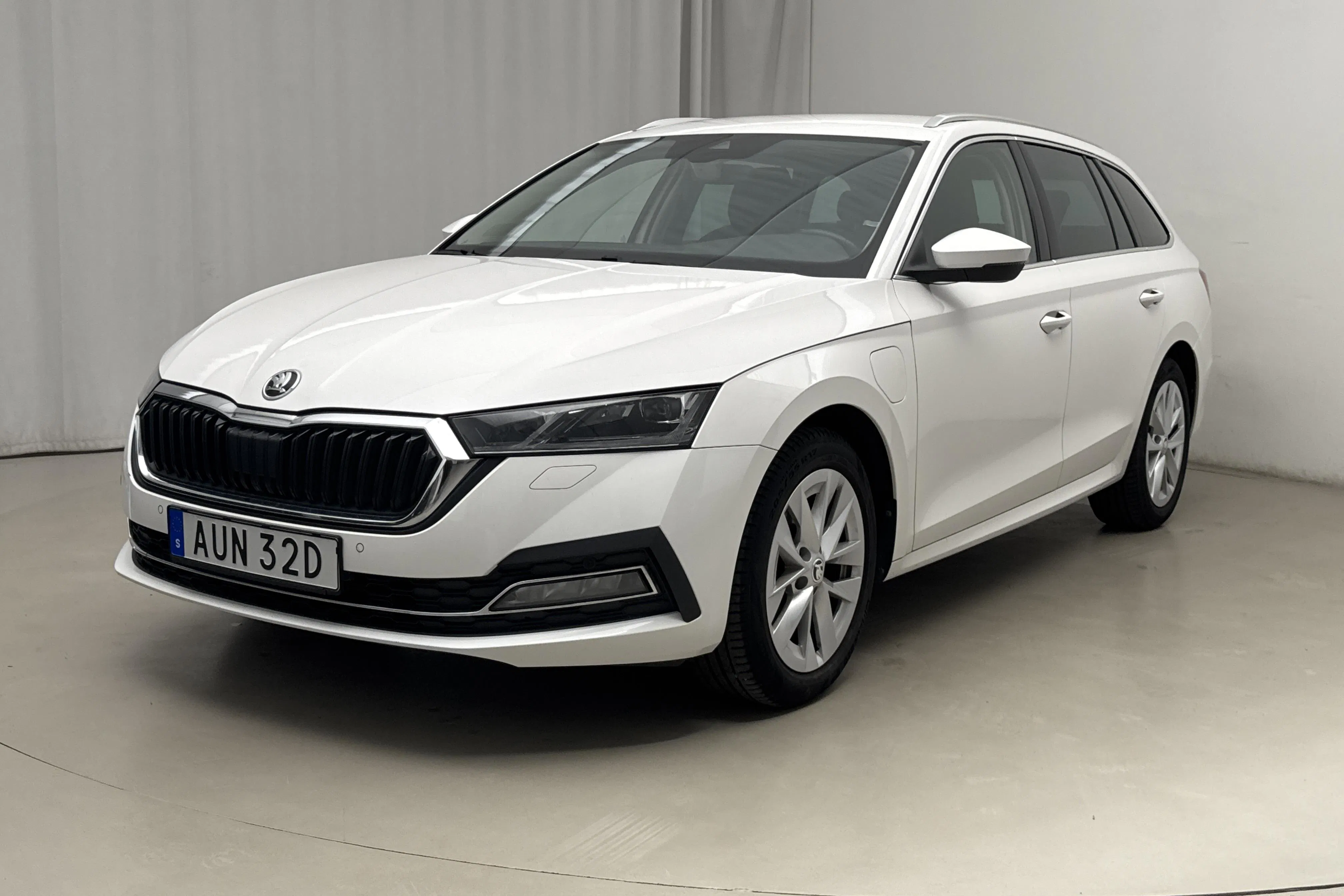 Presentation photo 1 of 23: Skoda Octavia 1.4 iV PHEV Combi (204hk) - 84 050 km - Automatic - white - 2022