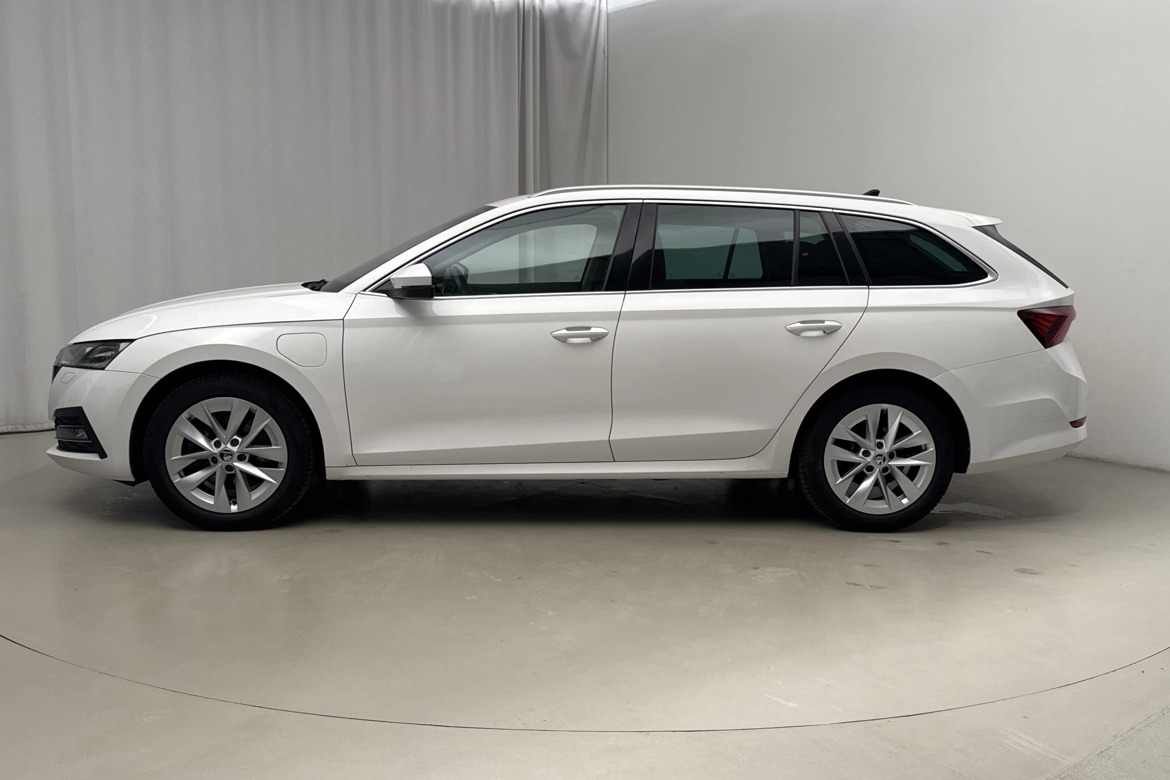 Presentation photo 2 of 23: Skoda Octavia 1.4 iV PHEV Combi (204hk) - 84 050 km - Automatic - white - 2022