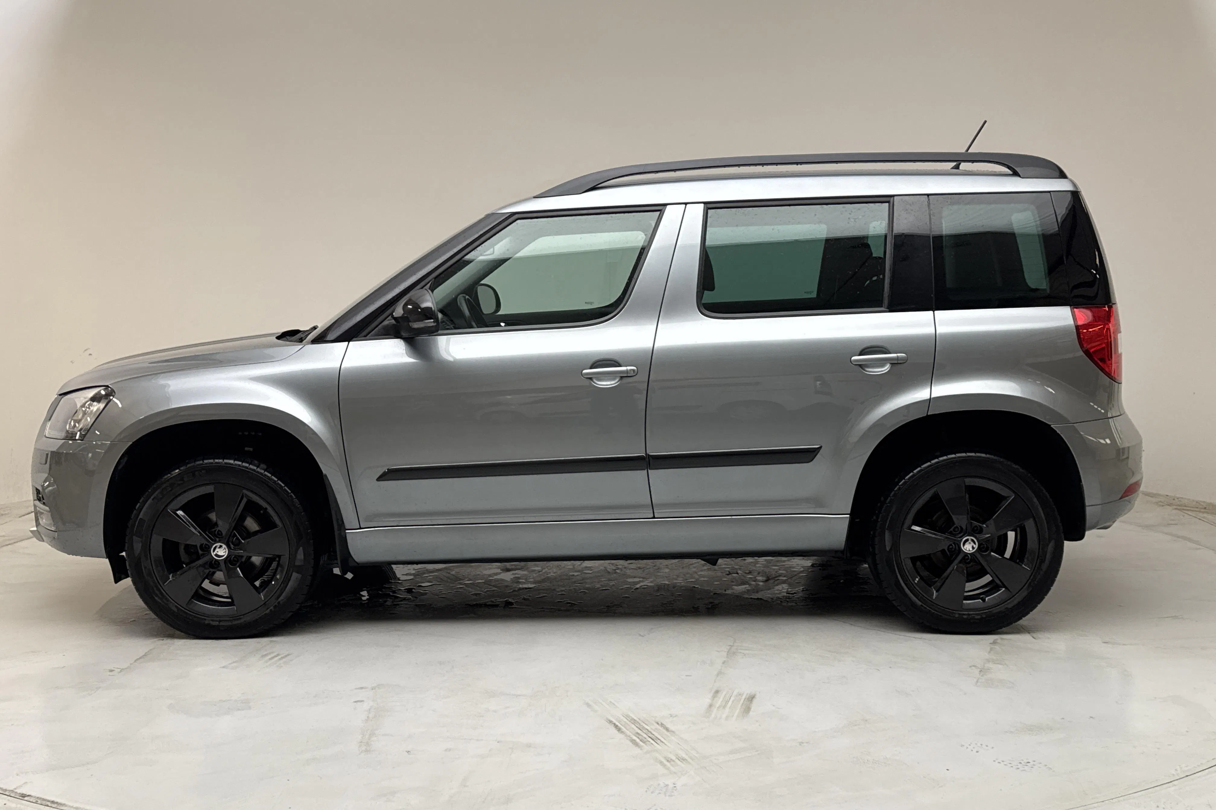 Presentation photo 2 of 12: Skoda Yeti 1.2 TSI (110hk) - 6 644 Scandinavian mile - Manual - gray - 2017