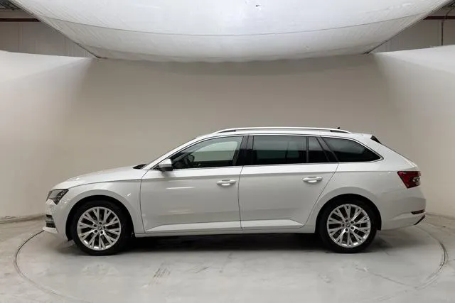 Presentationsfoto 2 av 16: Skoda Superb 1.4 TSI PHEV Kombi (218hk) - 10 146 mil - Automat - vit - 2022