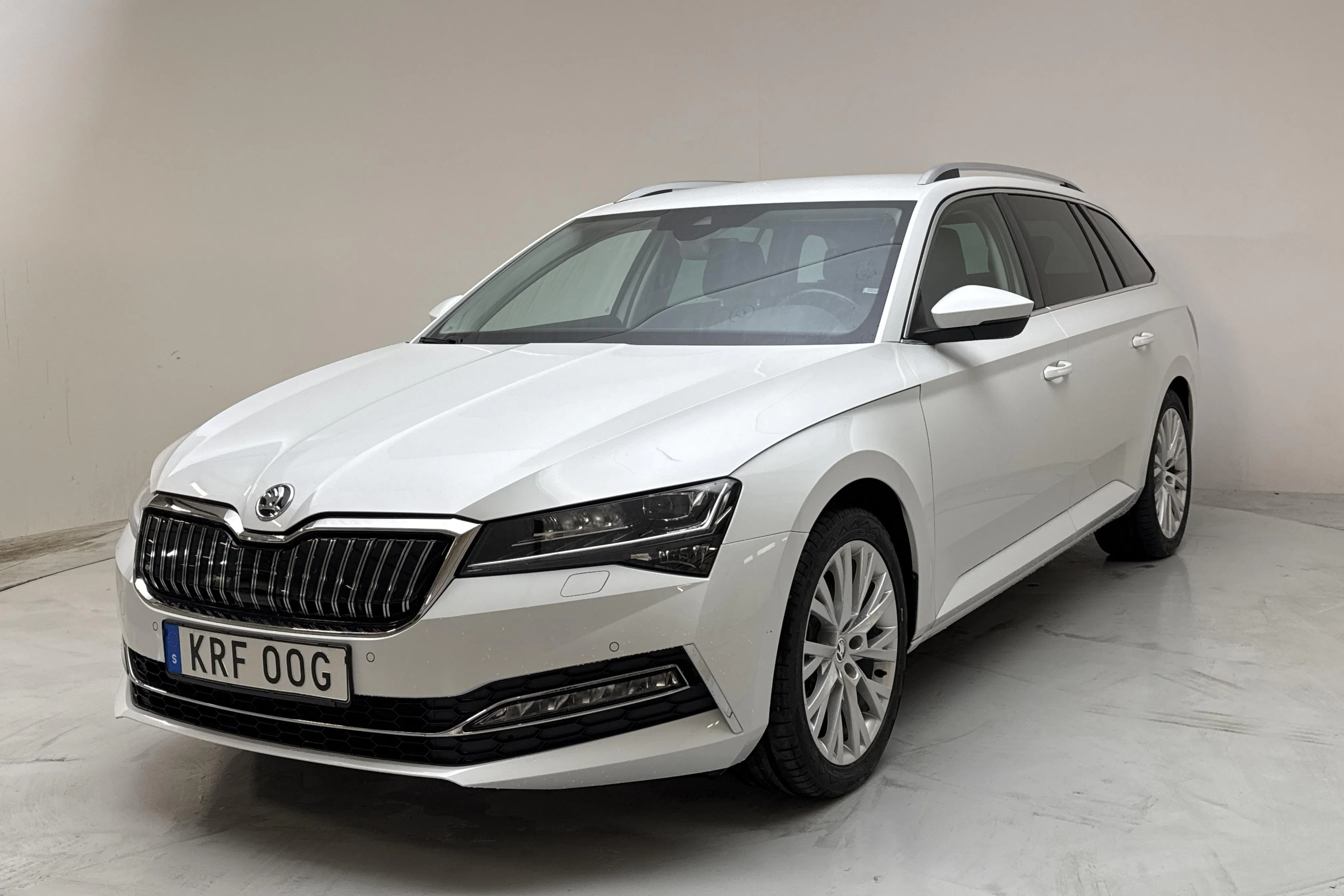 Presentationsfoto 1 av 16: Skoda Superb 1.4 TSI PHEV Kombi (218hk) - 10 146 mil - Automat - vit - 2022