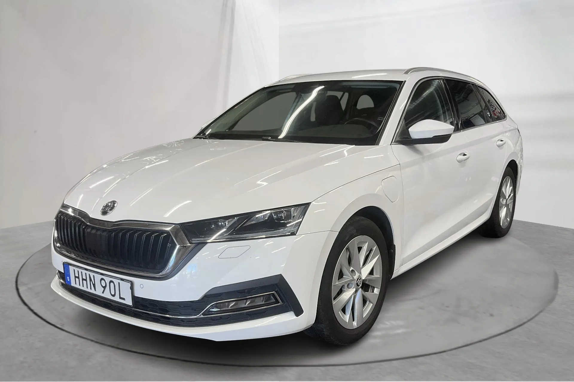 Presentation photo 1 of 18: Skoda Octavia 1.4 iV PHEV Combi (204hk) - 98 220 km - Automatic - white - 2022
