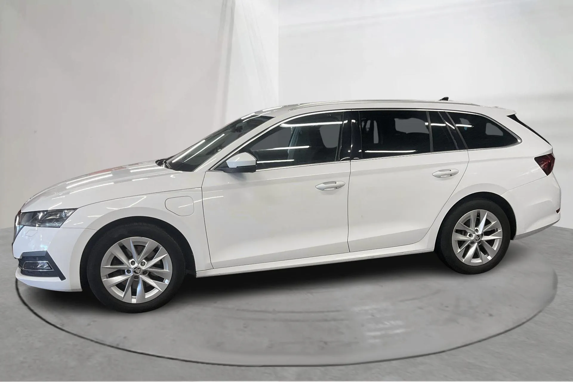 Presentation photo 2 of 18: Skoda Octavia 1.4 iV PHEV Combi (204hk) - 98 220 km - Automatic - white - 2022