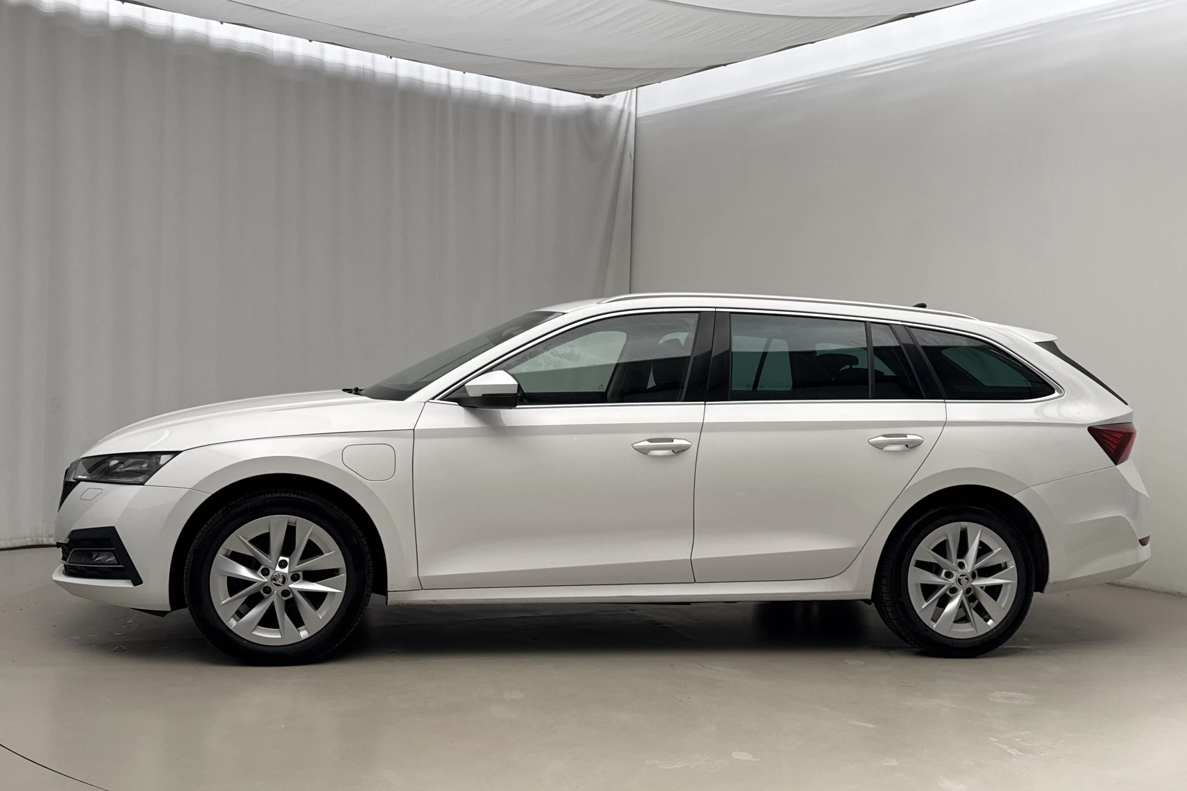 Presentation photo 2 of 22: Skoda Octavia 1.4 iV PHEV Combi (204hk) - 104 000 km - Automatic - white - 2022