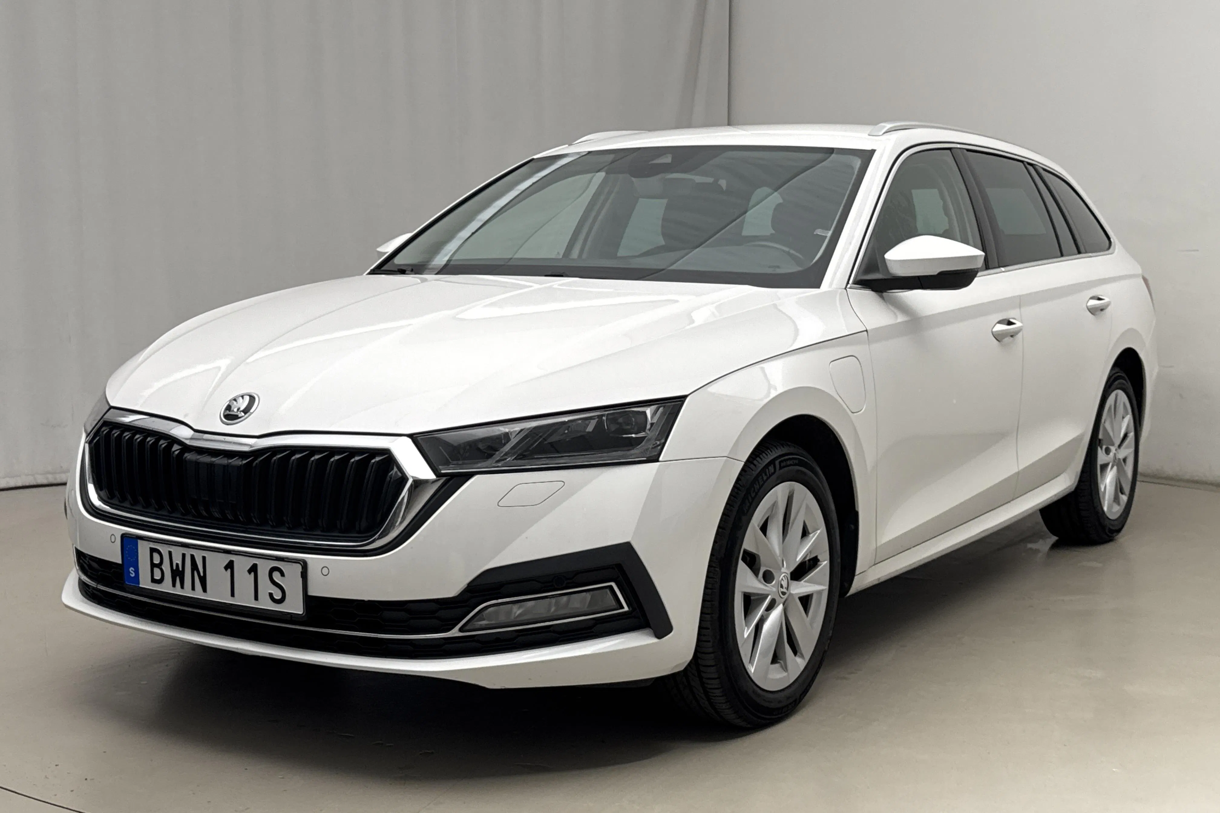 Presentation photo 1 of 22: Skoda Octavia 1.4 iV PHEV Combi (204hk) - 104 000 km - Automatic - white - 2022