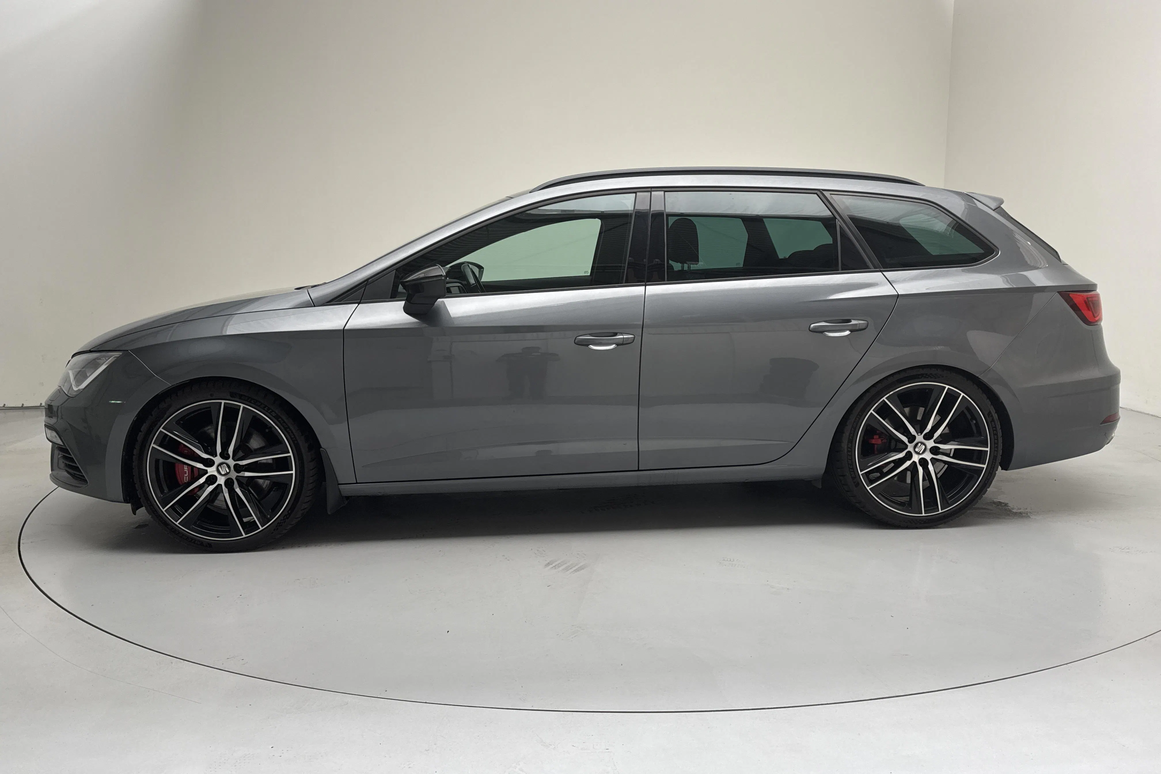 Presentation photo 2 of 15: Seat Leon 2.0 TSI Cupra ST 4Drive (300hk) - 13 383 Scandinavian mile - Automatic - gray - 2018