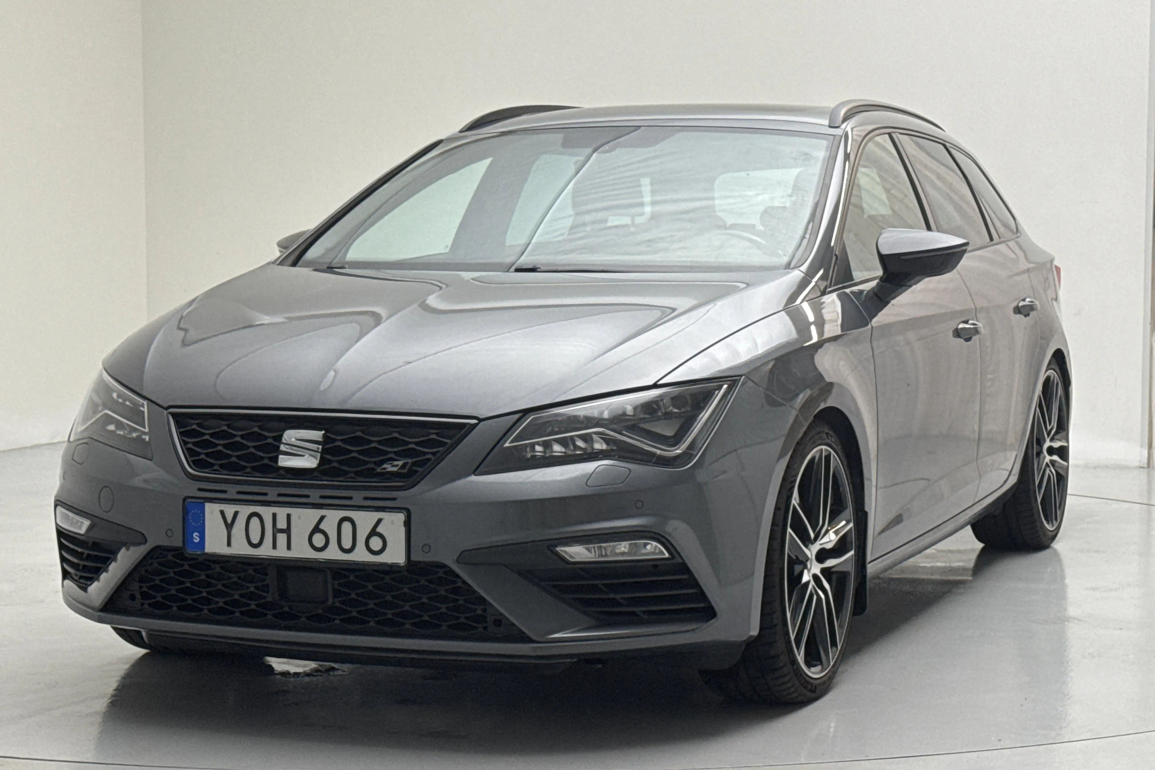 Presentation photo 1 of 15: Seat Leon 2.0 TSI Cupra ST 4Drive (300hk) - 13 383 Scandinavian mile - Automatic - gray - 2018
