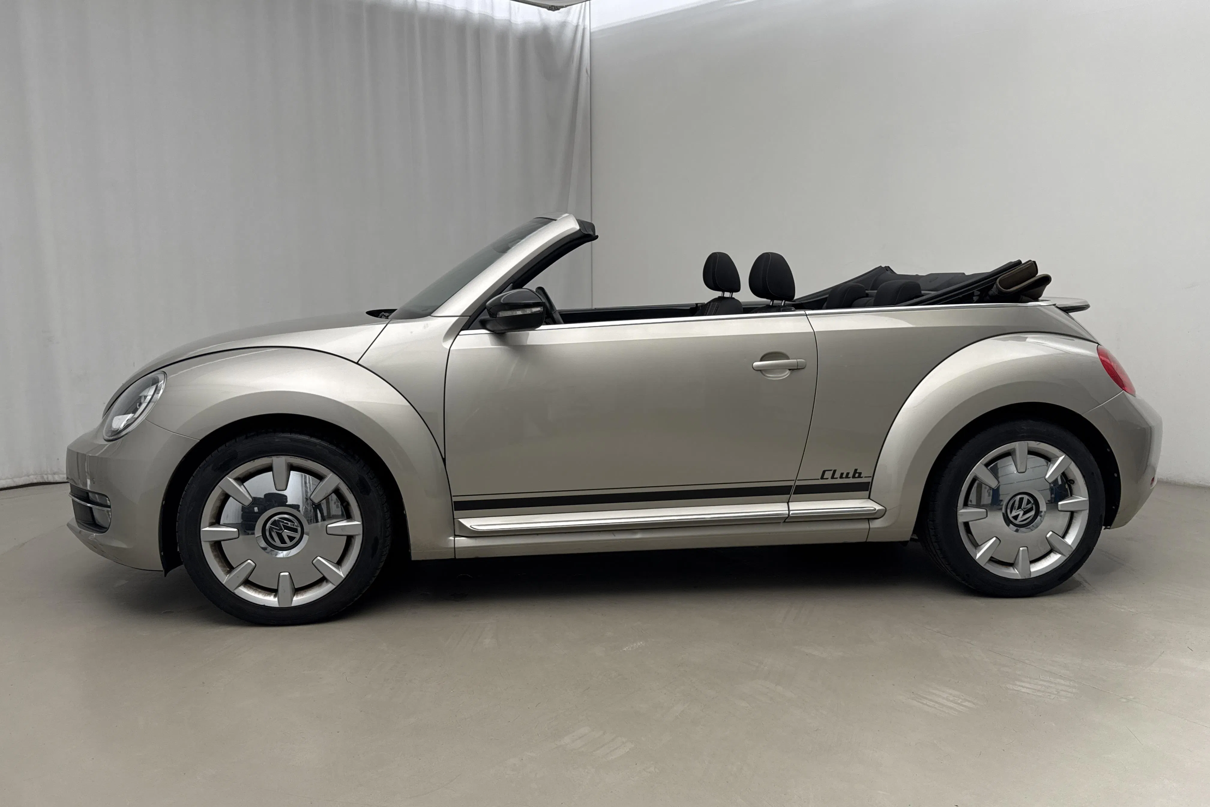 Presentation photo 2 of 23: VW Beetle 1.2 TSI Cabriolet (105hk) - 82 500 km - Automatic - light brown - 2016