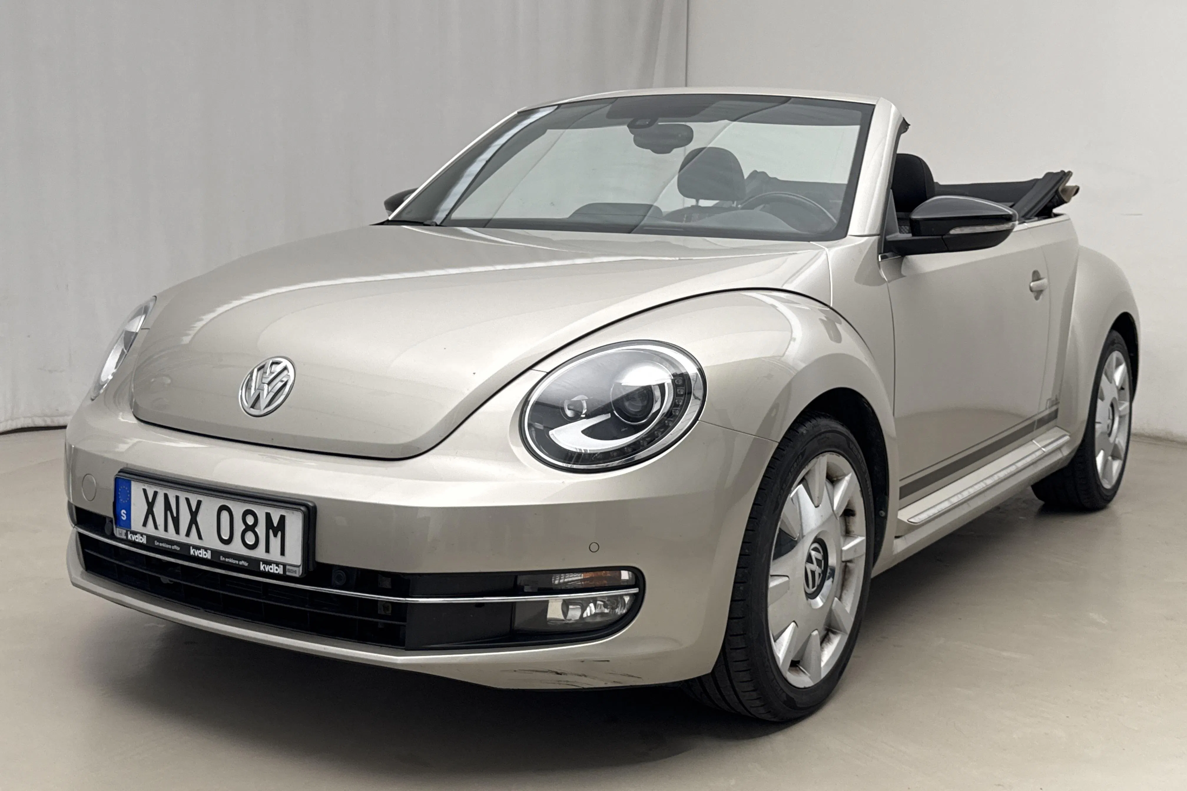 Presentation photo 1 of 23: VW Beetle 1.2 TSI Cabriolet (105hk) - 82 500 km - Automatic - light brown - 2016