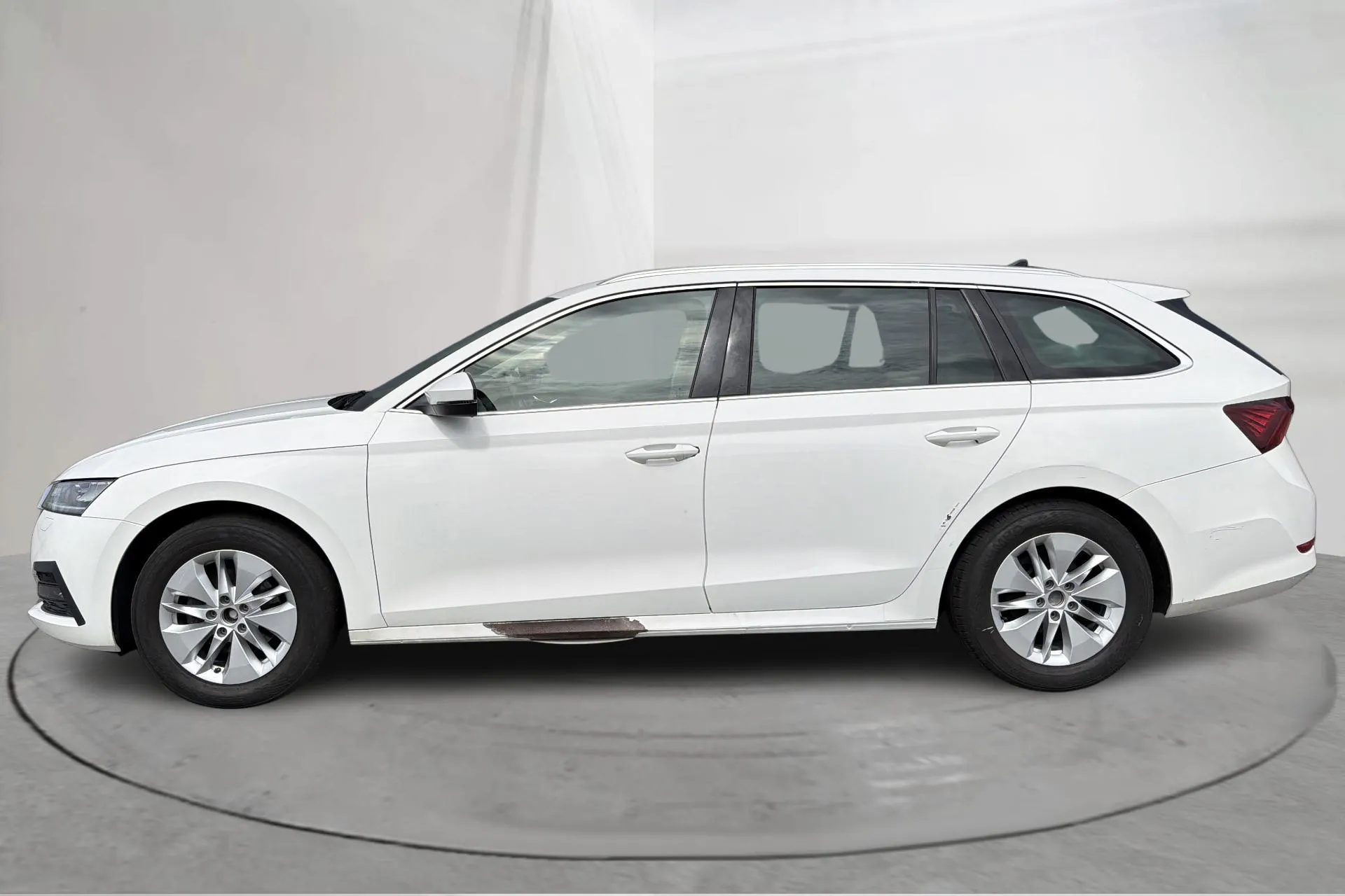 Presentationsfoto 2 av 20: Skoda Octavia 2.0 TDI Combi (116hk) - 6 771 mil - Automat - vit - 2023
