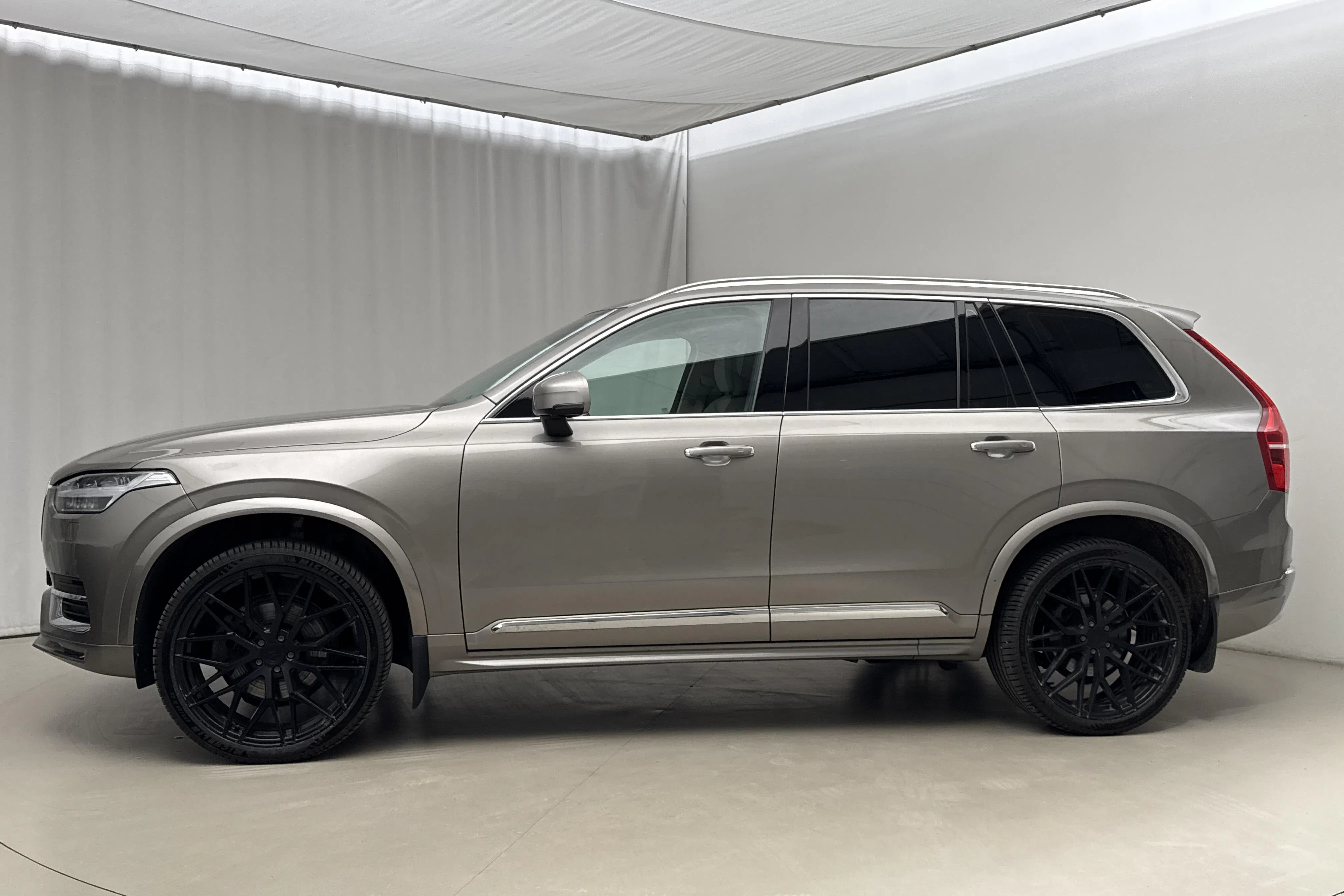 Presentation photo 2 of 22: Volvo XC90 B5 Mildhybrid, Bensin AWD (250hk) - 9 940 Scandinavian mile - Automatic - gray - 2022