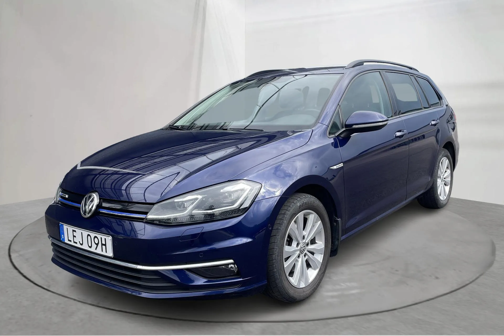 Presentation photo 1 of 17: VW Golf VII 1.5 TGI Sportscombi (130hk) - 73 590 km - Automatic - dark blue - 2020