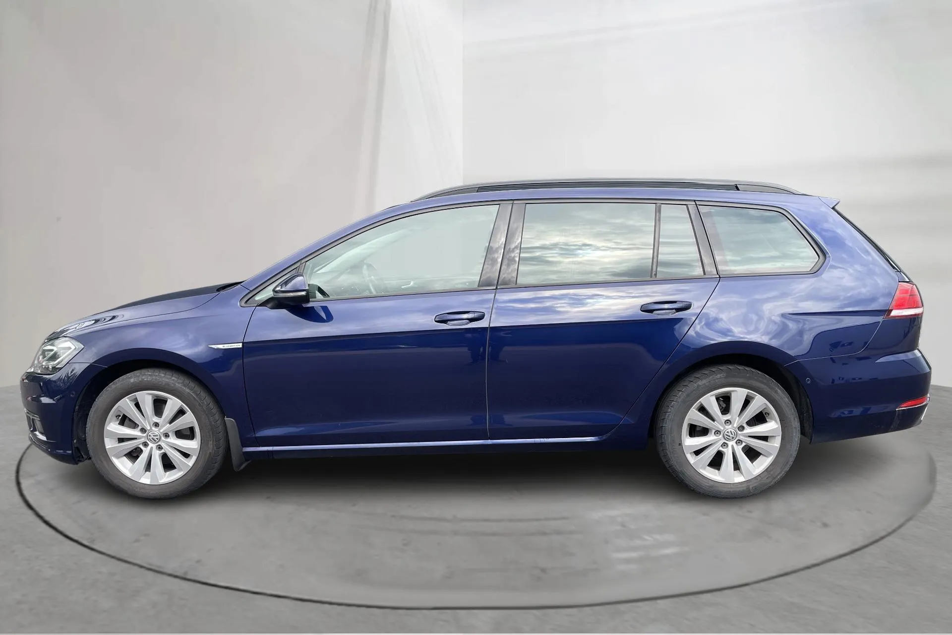 Presentation photo 2 of 17: VW Golf VII 1.5 TGI Sportscombi (130hk) - 73 590 km - Automatic - dark blue - 2020
