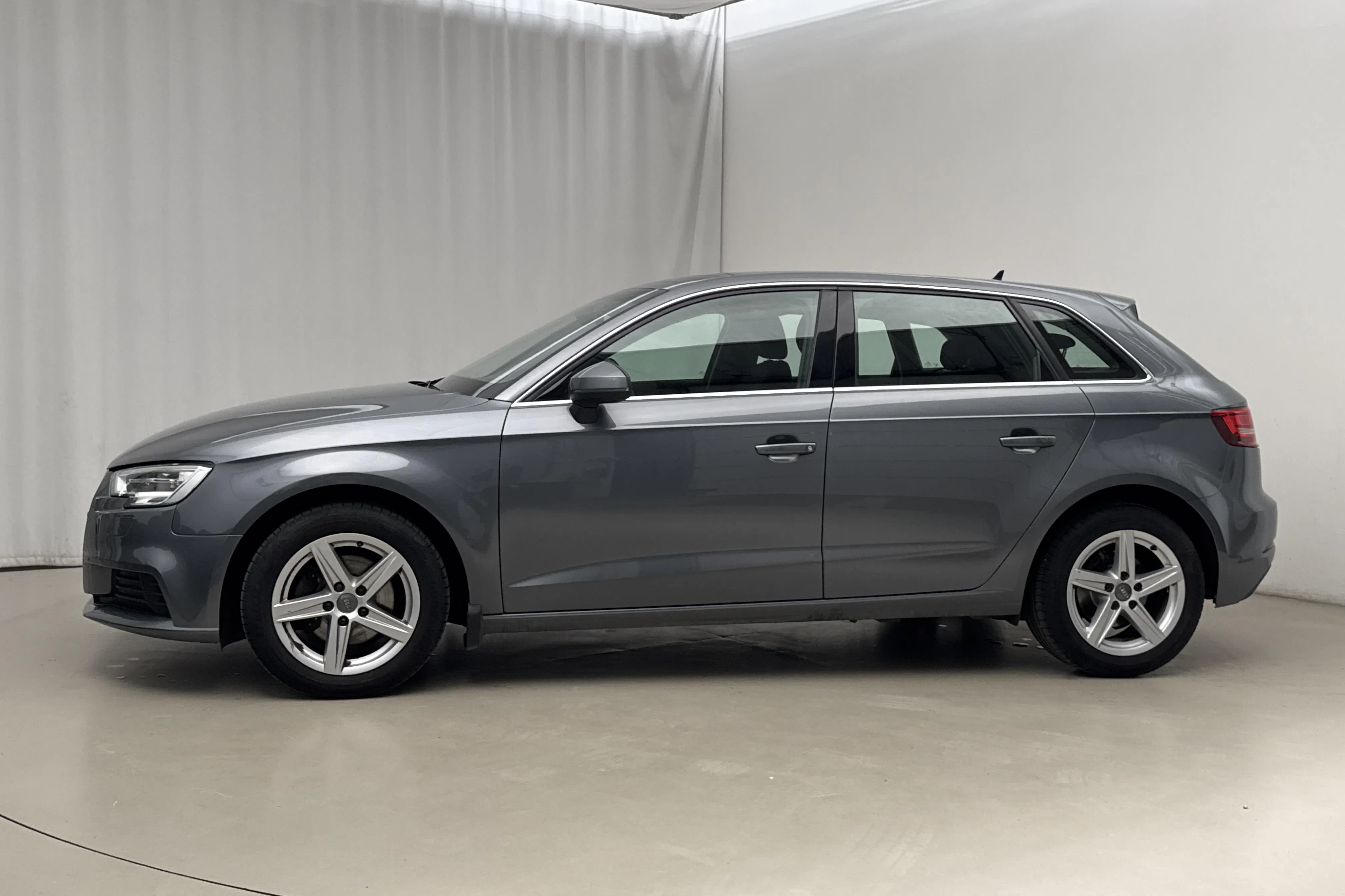 Presentation photo 2 of 15: Audi A3 Sportback 30 TFSI (116hk) - 10 625 Scandinavian mile - Automatic - gray - 2019