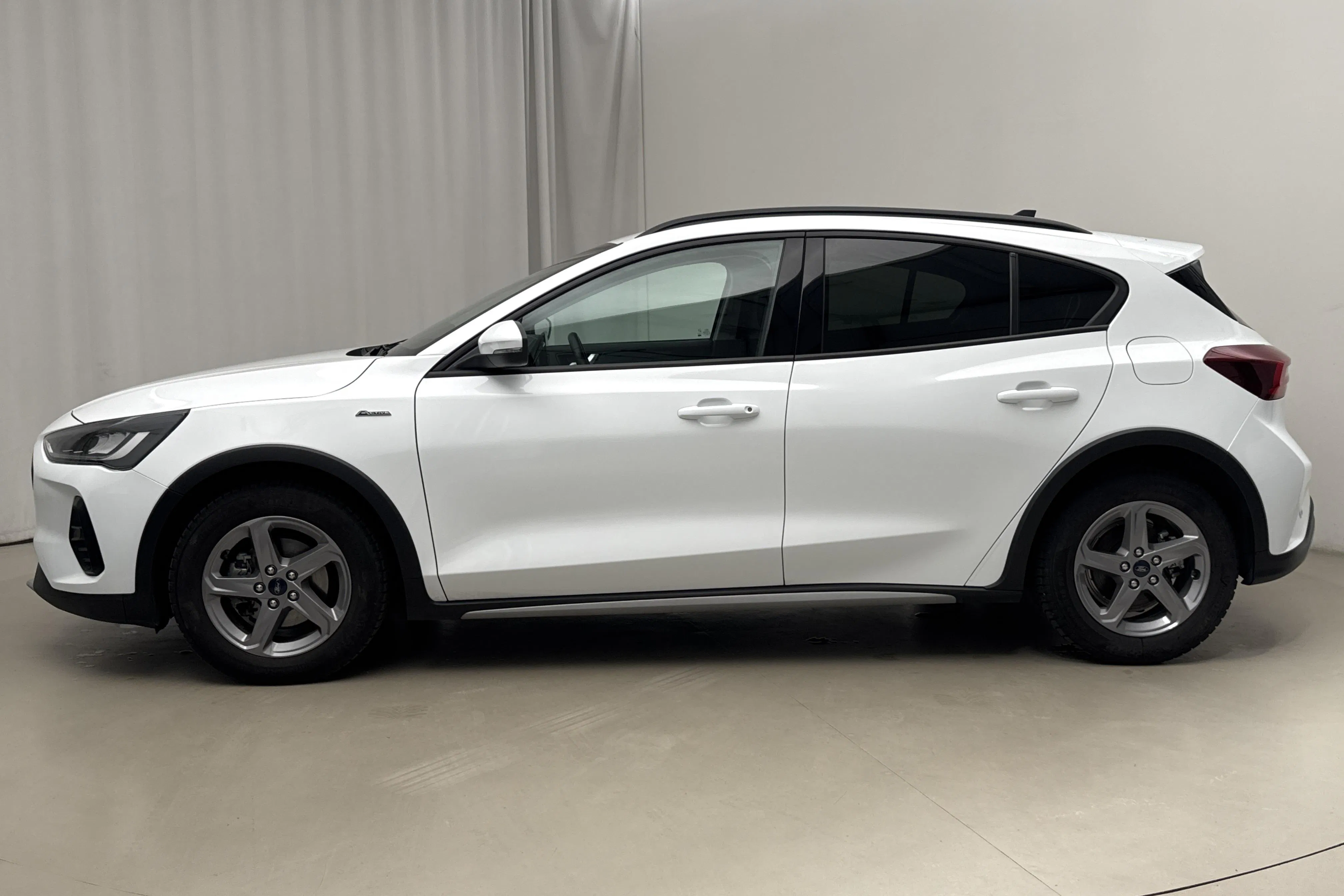 Presentation photo 2 of 17: Ford Focus 1.0T EcoBoost mHEV 5dr (155hk) - 48 320 km - Automatic - white - 2024