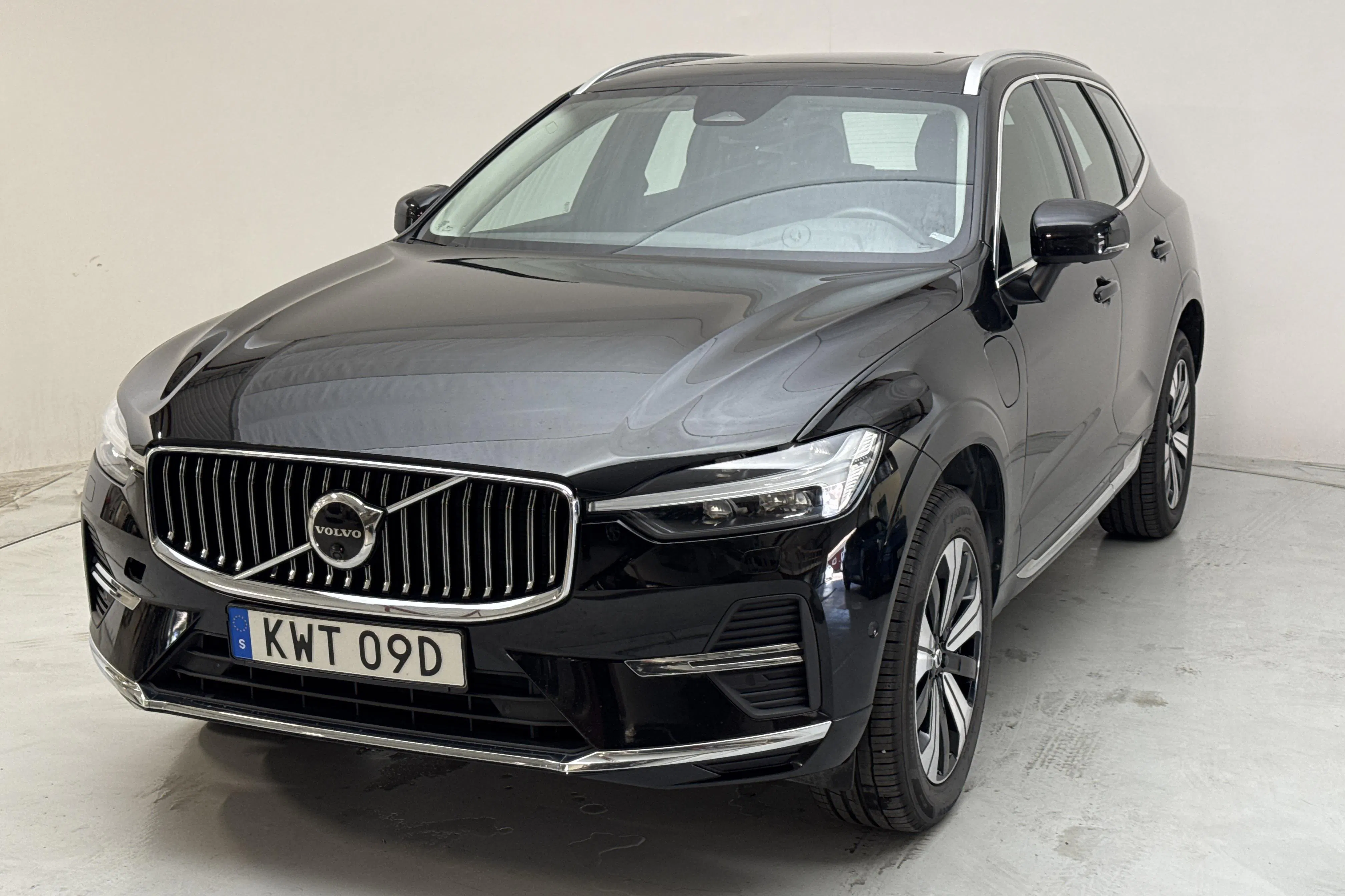 Presentationsfoto 1 av 17: Volvo XC60 T6 AWD Recharge (350hk) - 12 387 mil - Automat - svart - 2023