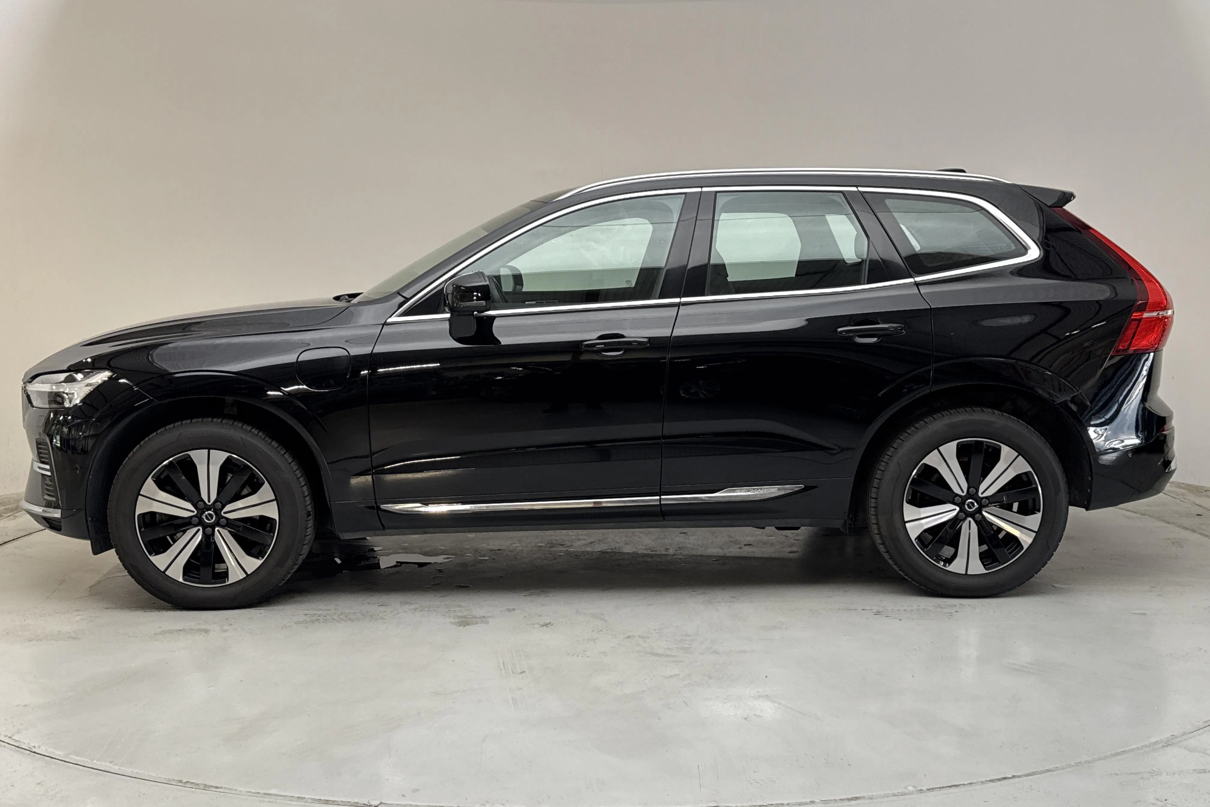 Presentationsfoto 2 av 17: Volvo XC60 T6 AWD Recharge (350hk) - 12 387 mil - Automat - svart - 2023