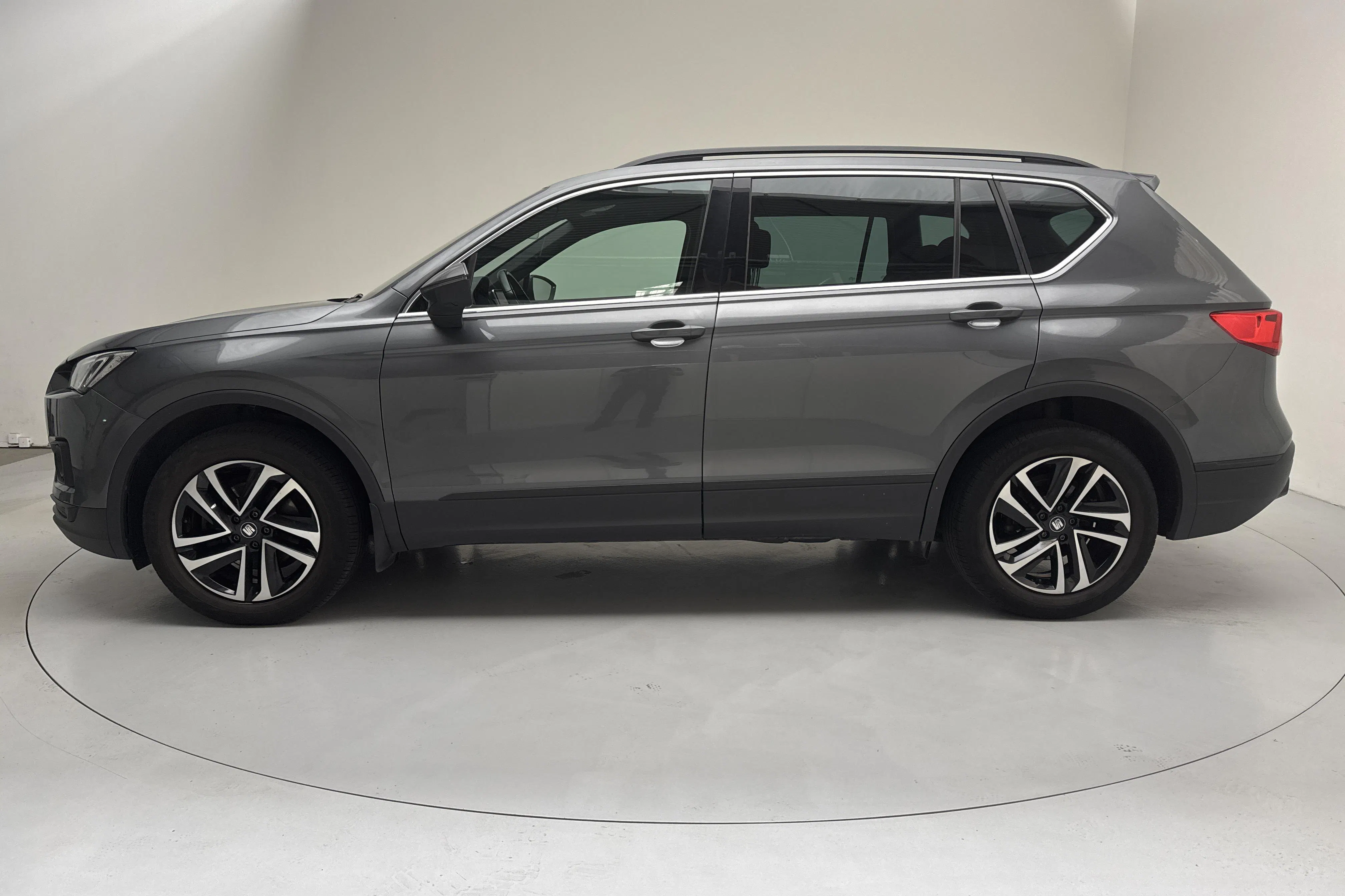 Presentation photo 2 of 15: Seat Tarraco 2.0 TDI 5dr (150hk) - 18 449 Scandinavian mile - Manual - gray - 2019
