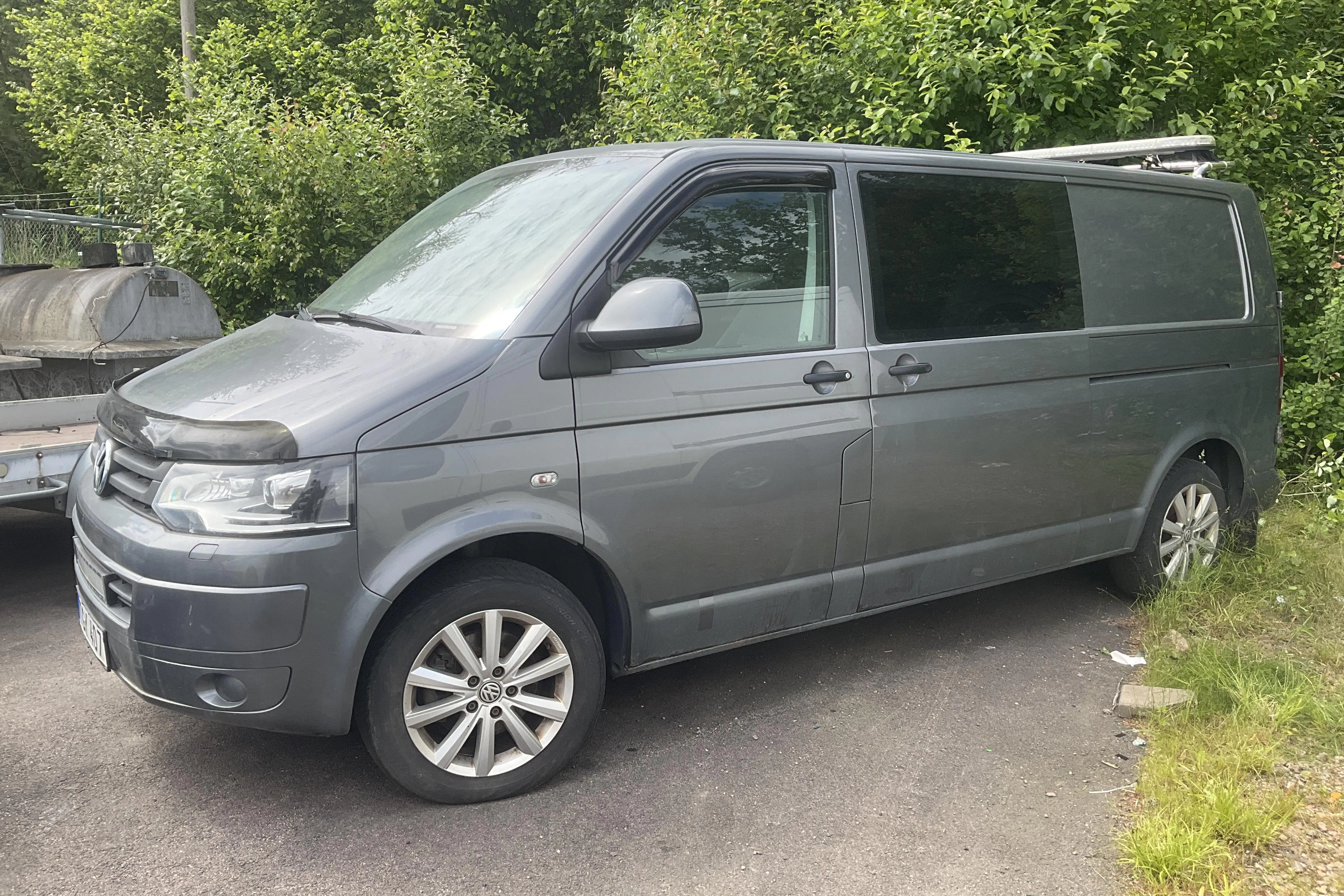 Presentationsfoto 1 av 10: VW Transporter T5 2.0 TDI 4MOTION (180hk) - 26 538 mil - Automat - Mörkgrå - 2015