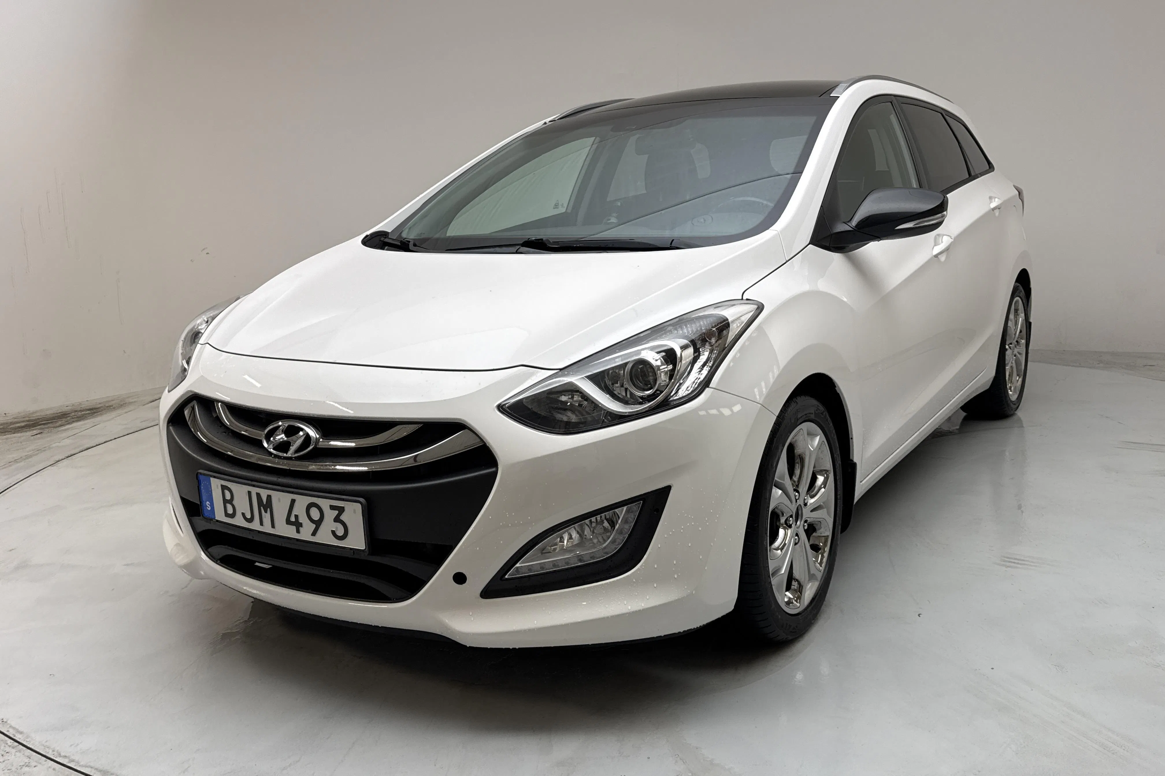 Presentation photo 1 of 18: Hyundai i30 1.6 CRDi Kombi (110hk) - 10 840 Scandinavian mile - Manual - white - 2014