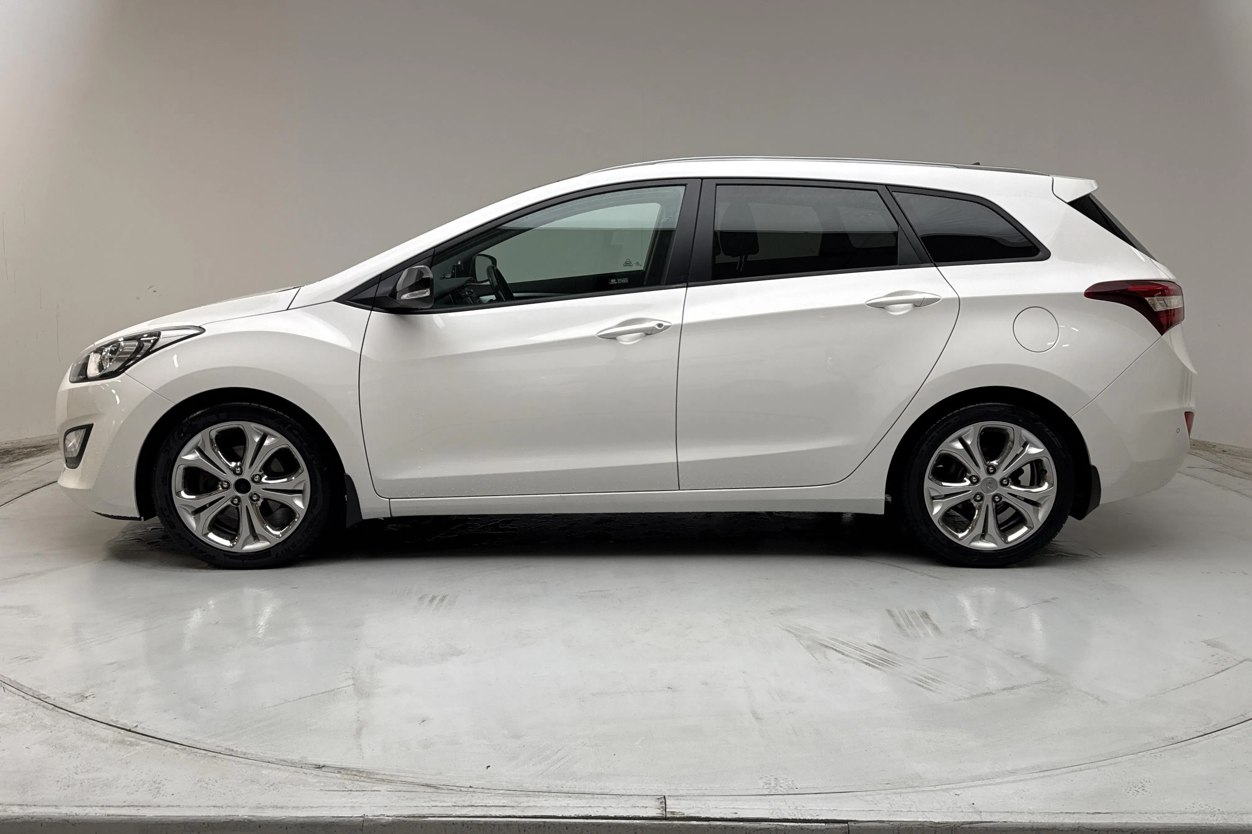 Presentation photo 2 of 18: Hyundai i30 1.6 CRDi Kombi (110hk) - 10 840 Scandinavian mile - Manual - white - 2014