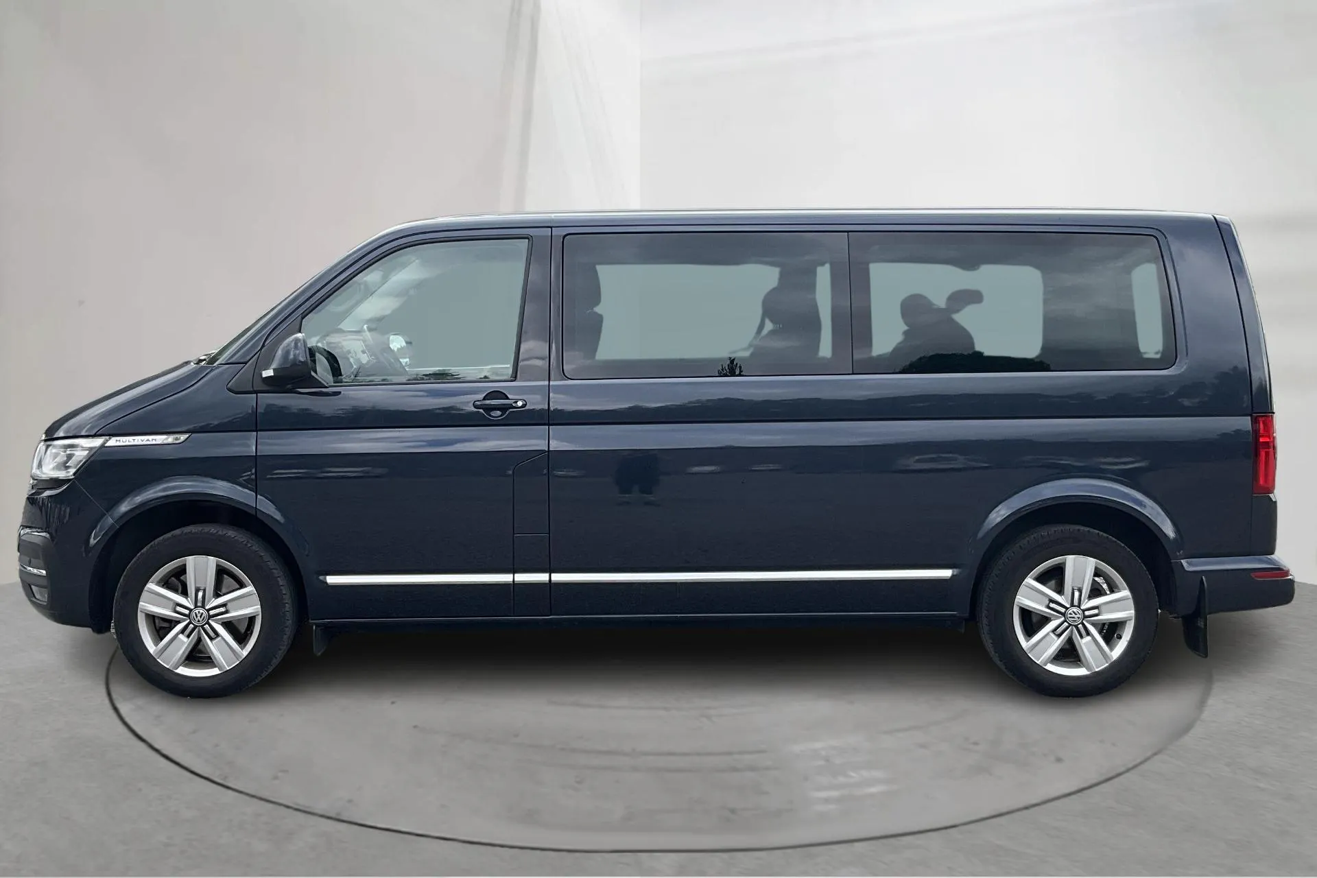 Presentationsfoto 2 av 31: VW Multivan T6.1 Skåp TDI 4MOTION (199hk) - 10 422 mil - Automat - blå - 2020