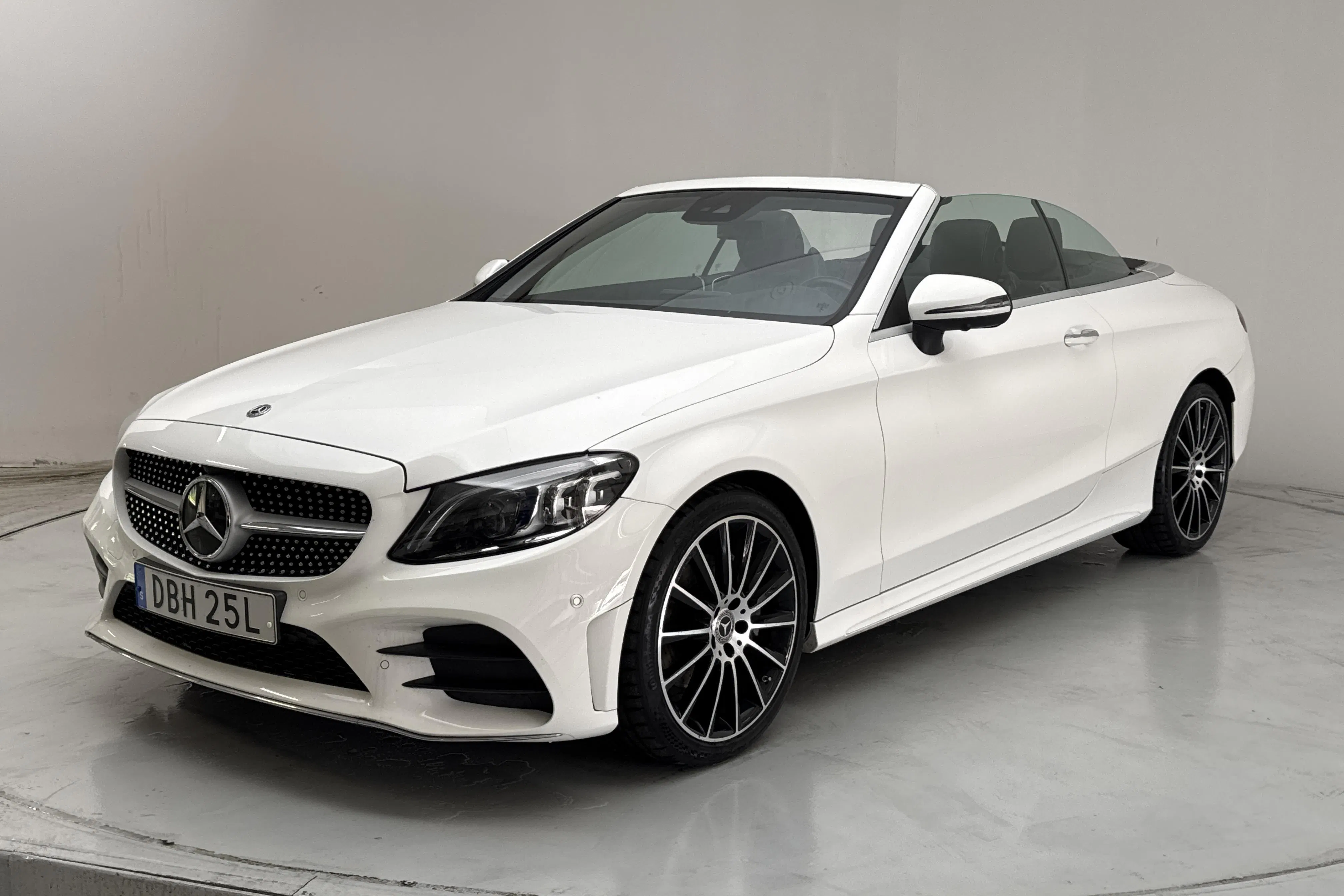 Presentationsfoto 1 av 20: Mercedes C 220 d Cabriolet A205 (194hk) - 3 840 mil - Automat - vit - 2021