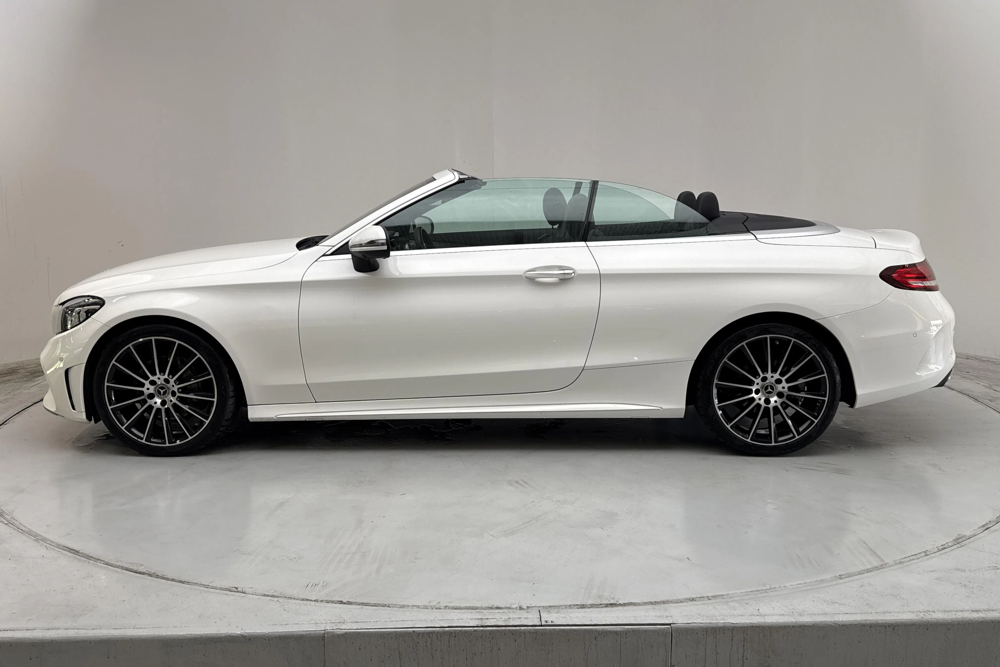 Presentationsfoto 2 av 20: Mercedes C 220 d Cabriolet A205 (194hk) - 3 840 mil - Automat - vit - 2021