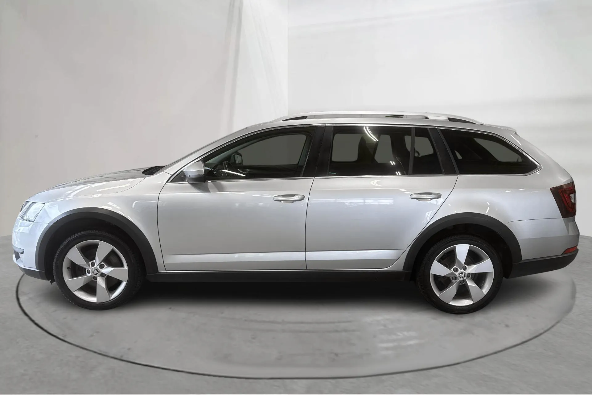 Presentation photo 2 of 14: Skoda Octavia Scout III 1.8 TSI Combi 4x4 (180hk) - 273 470 km - Automatic - silver - 2018