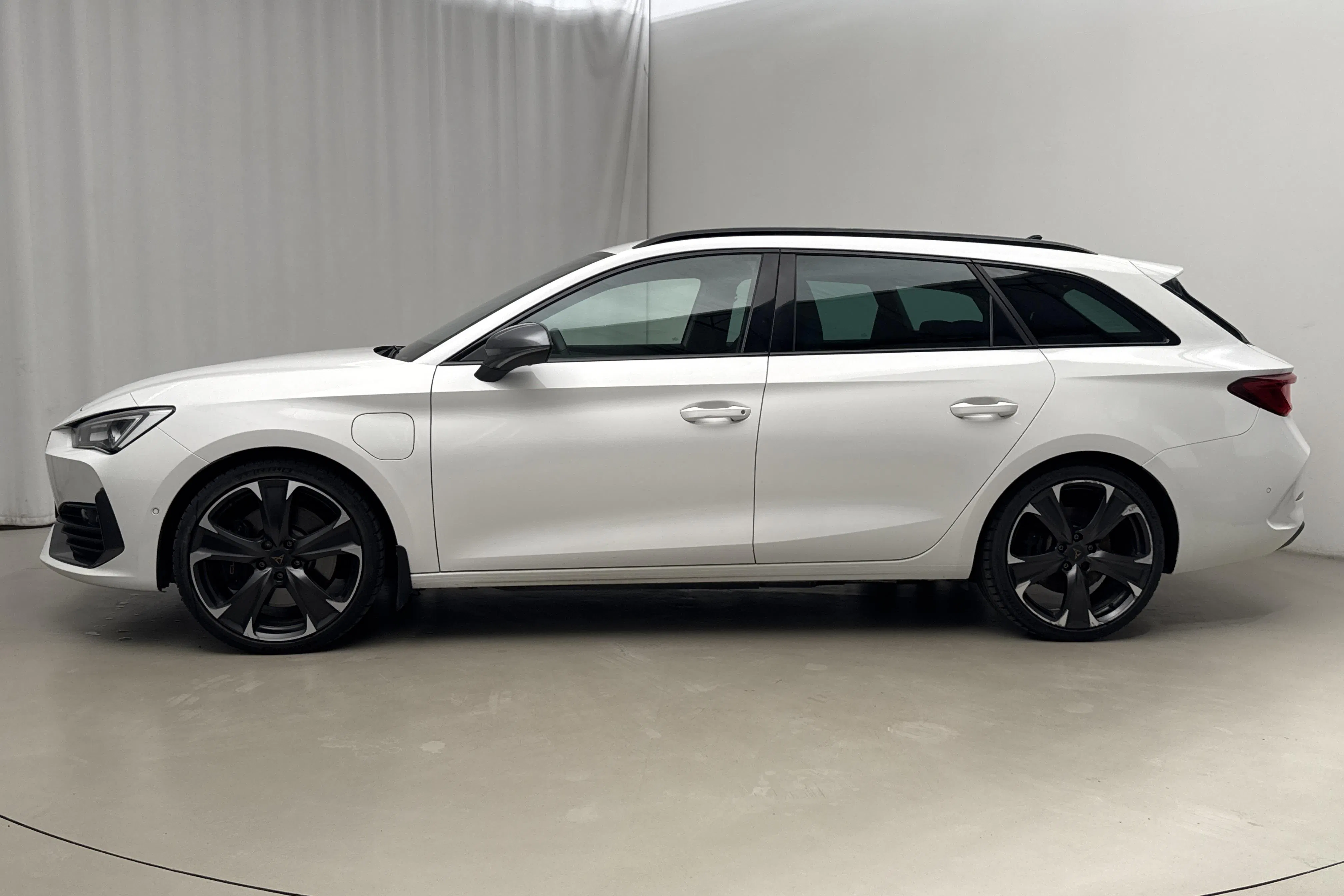 Presentationsfoto 2 av 21: Cupra Leon VZ 1.4 e-HYBRID Sportstourer (245hk) - 12 527 mil - Automat - vit - 2024