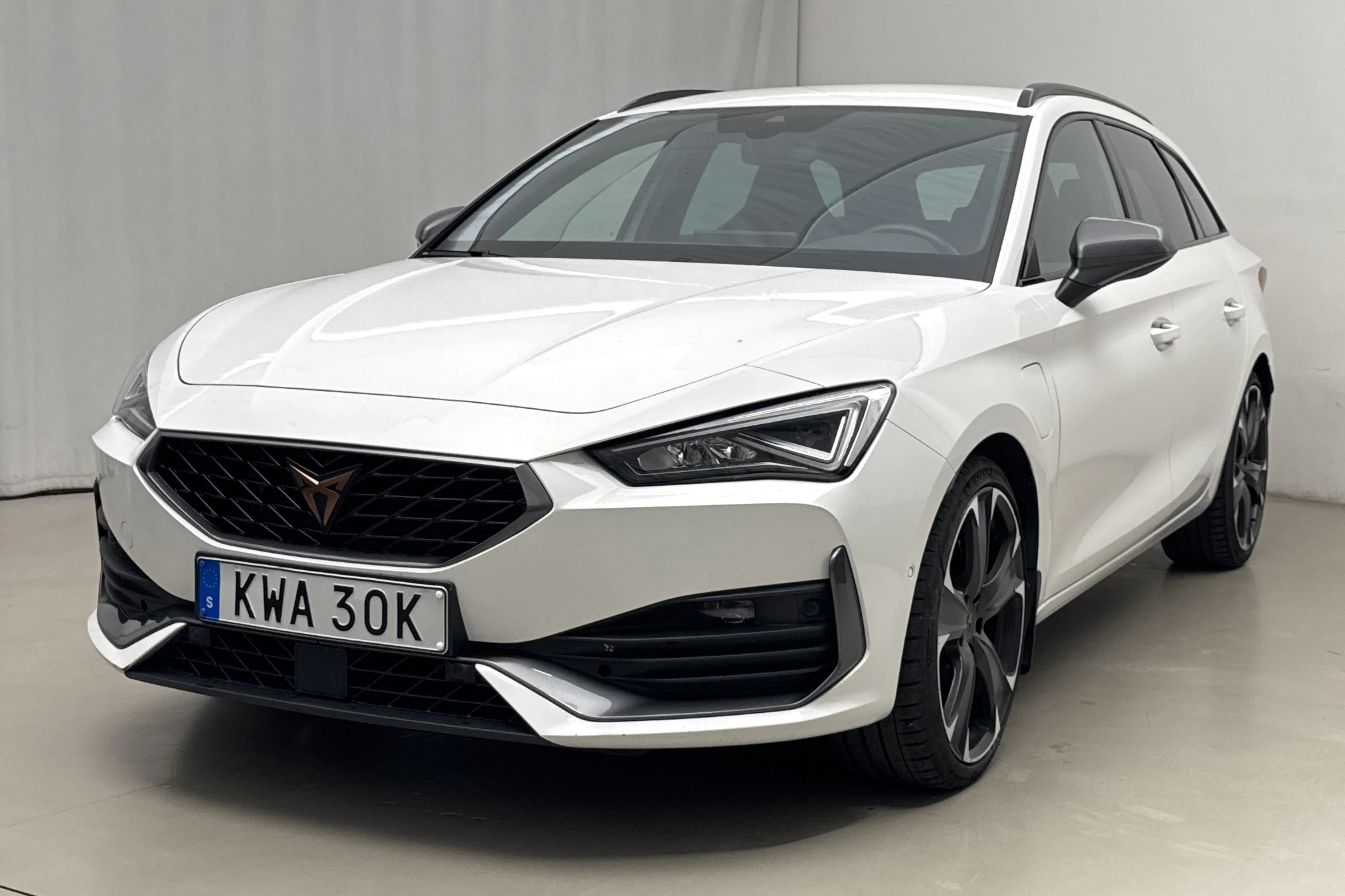 Presentationsfoto 1 av 21: Cupra Leon VZ 1.4 e-HYBRID Sportstourer (245hk) - 12 527 mil - Automat - vit - 2024