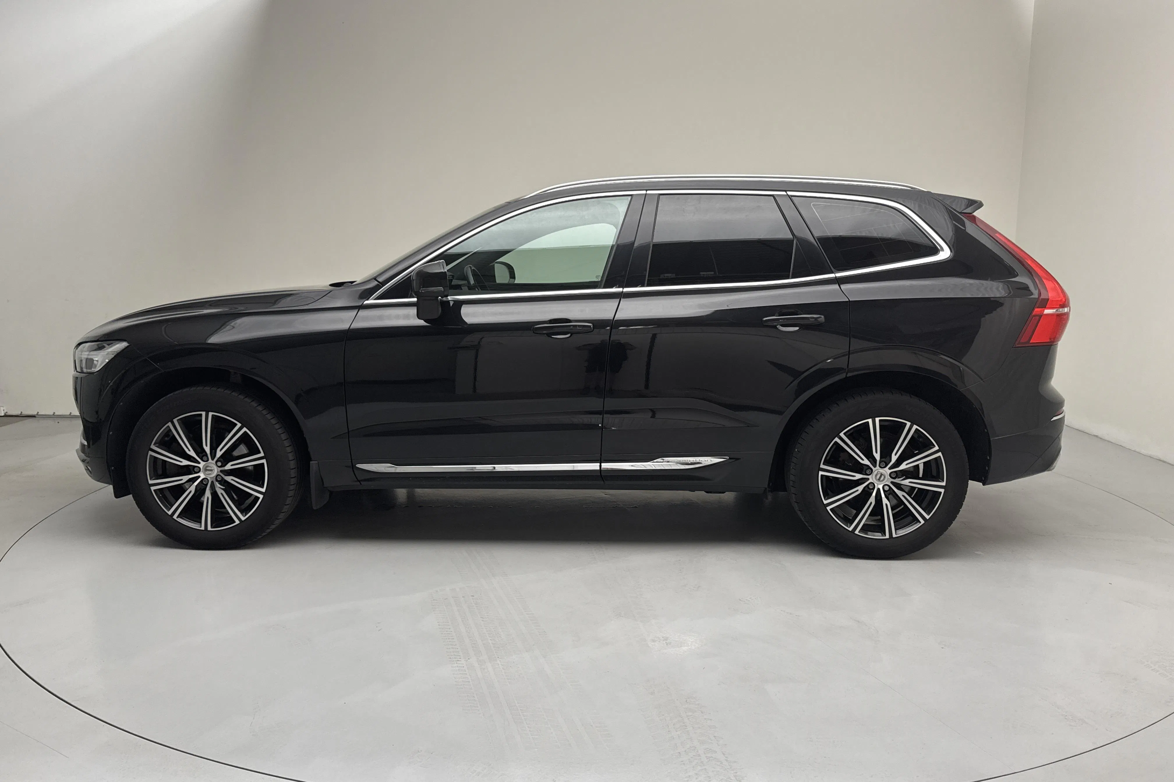 Presentationsfoto 2 av 15: Volvo XC60 D4 AWD (190hk) - 18 875 mil - Automat - svart - 2018