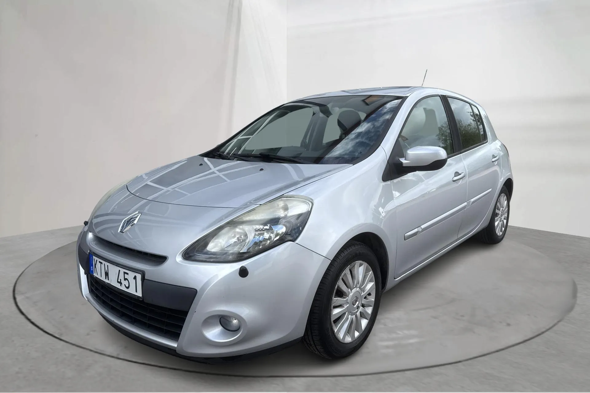 Presentation photo 1 of 14: Renault Clio III 1.2 Flex Fuel 5dr (75hk) - 12 342 Scandinavian mile - Manual - silver - 2010
