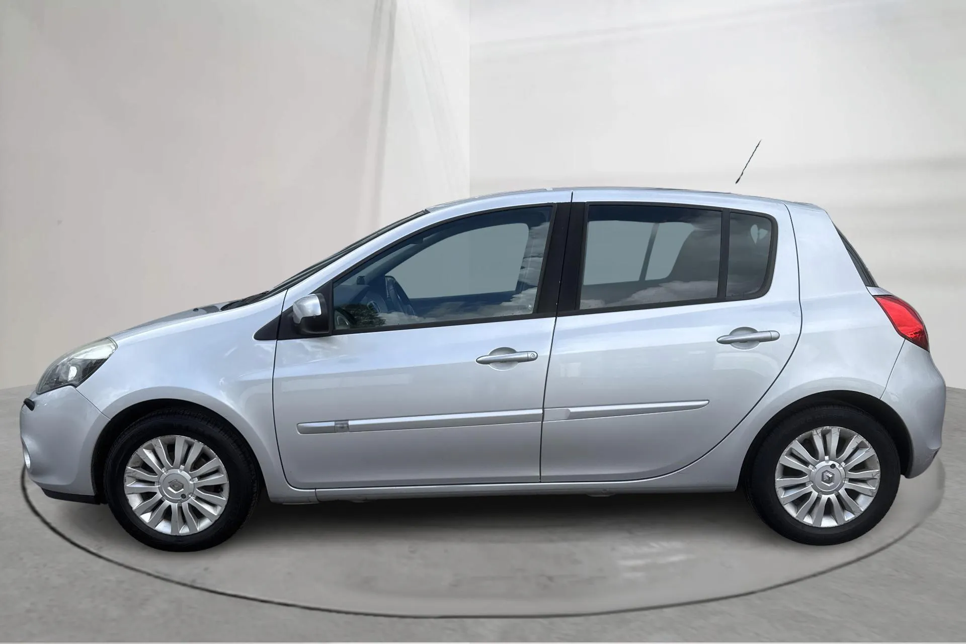 Presentation photo 2 of 14: Renault Clio III 1.2 Flex Fuel 5dr (75hk) - 12 342 Scandinavian mile - Manual - silver - 2010