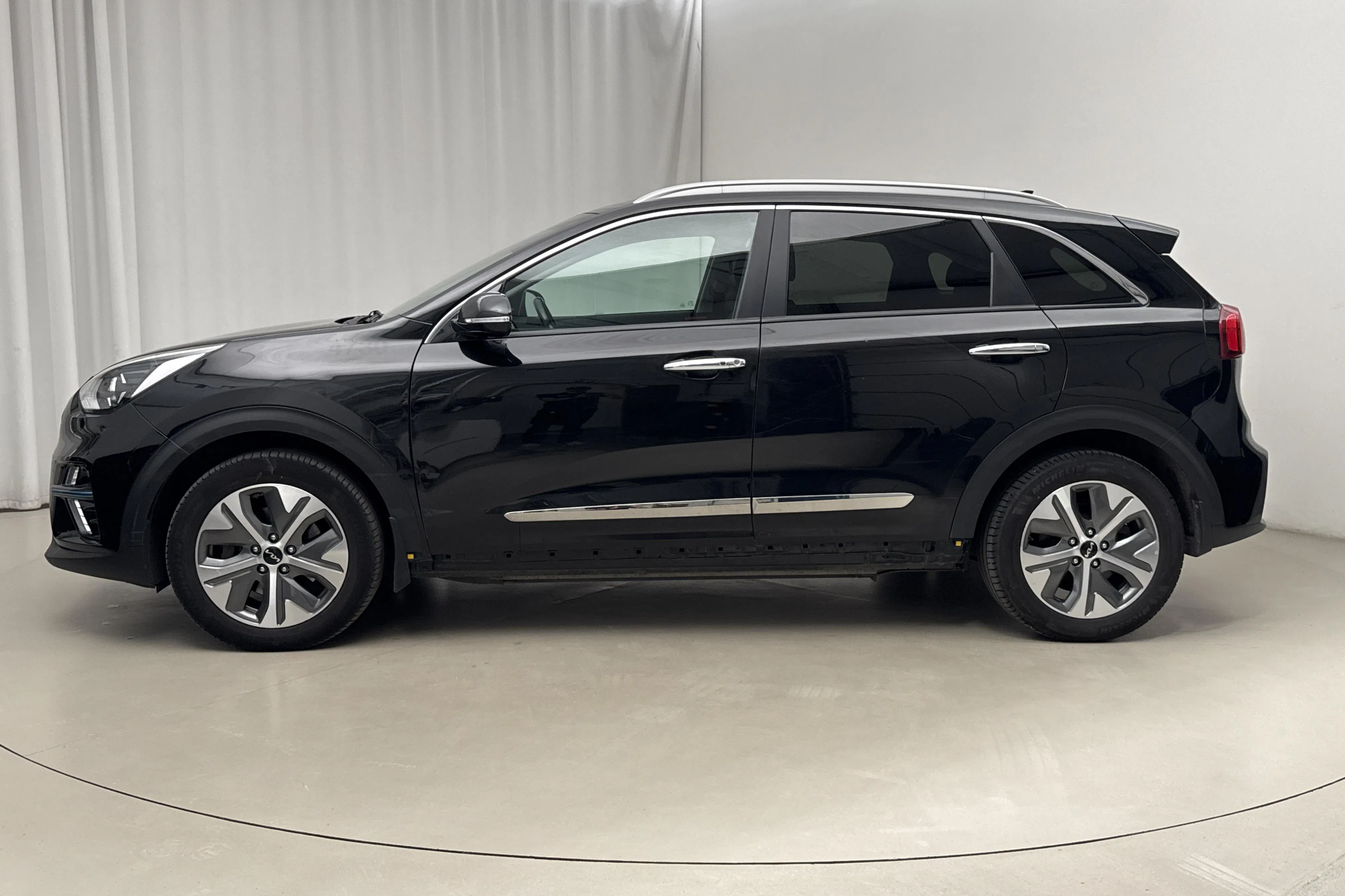Presentationsfoto 2 av 20: KIA e-Niro 64kWh (204hk) - 15 134 mil - Automat - svart - 2022