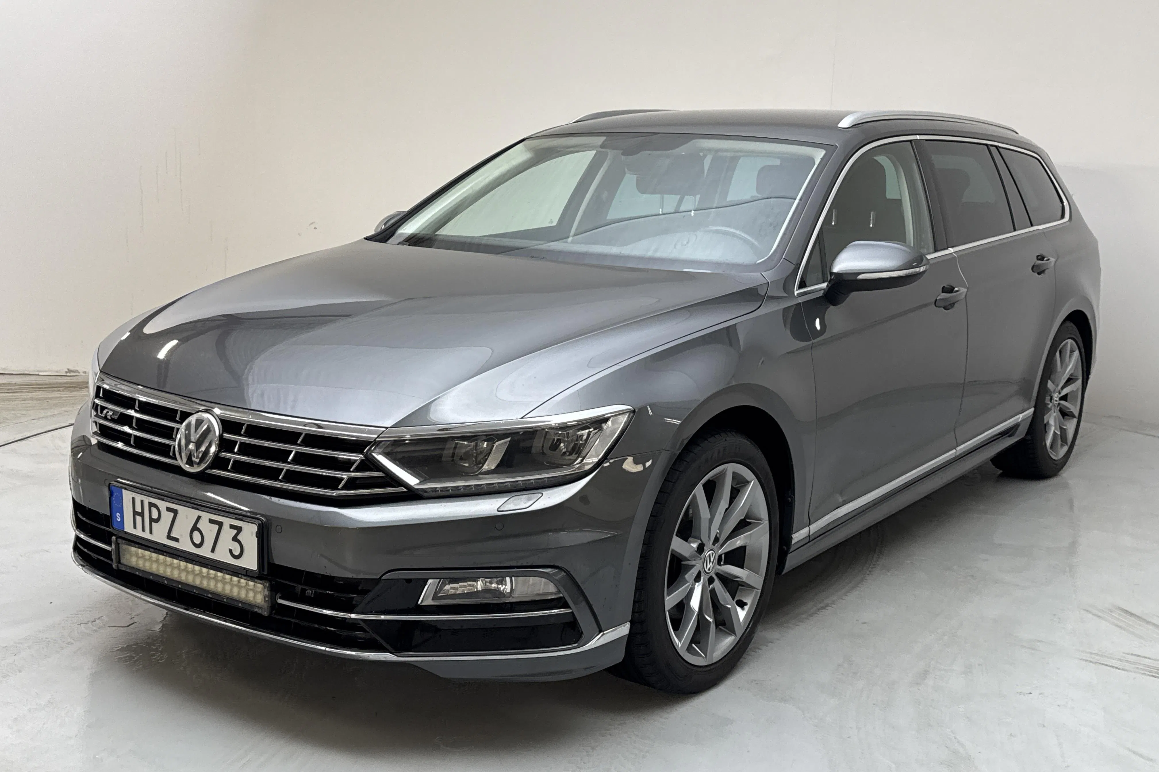 Presentationsfoto 1 av 14: VW Passat 2.0 TDI Sportscombi (190hk) - 18 455 mil - Manuell - Mörkgrå - 2017
