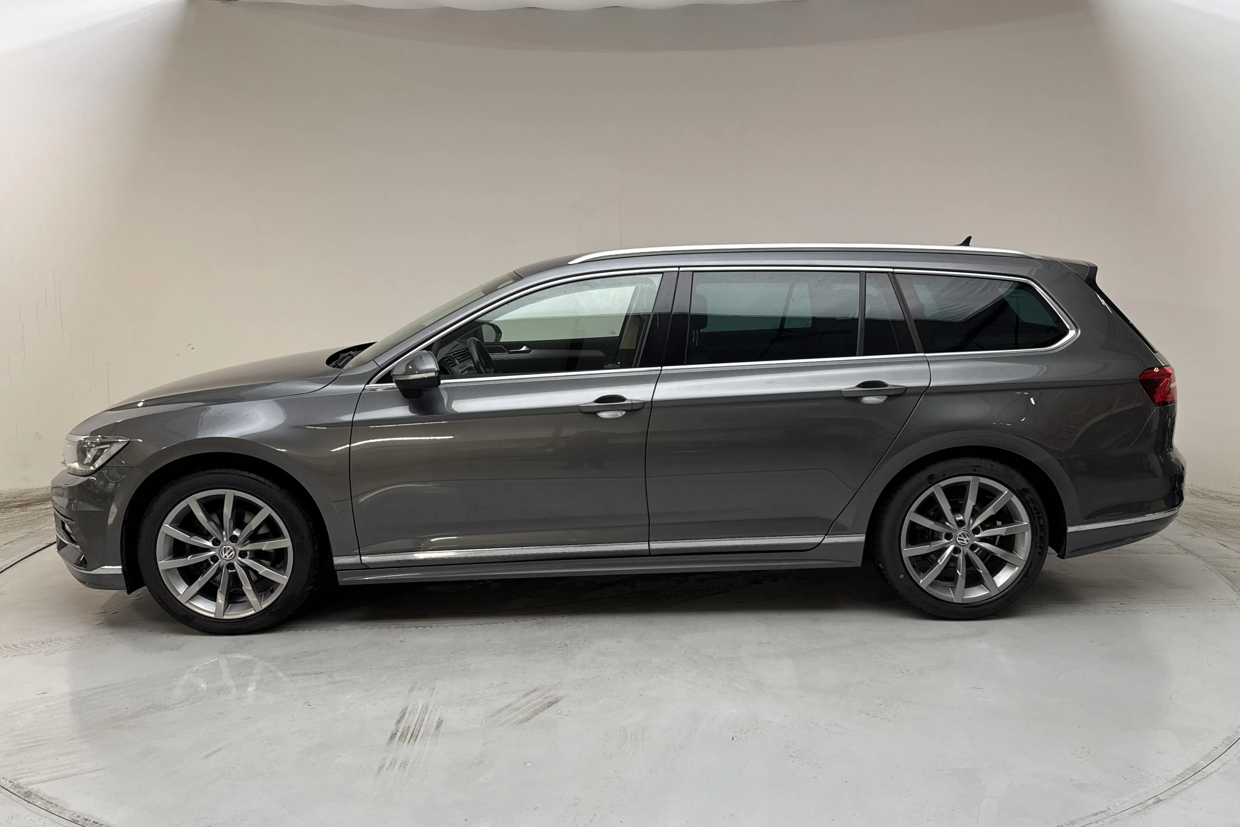Presentationsfoto 2 av 14: VW Passat 2.0 TDI Sportscombi (190hk) - 18 455 mil - Manuell - Mörkgrå - 2017