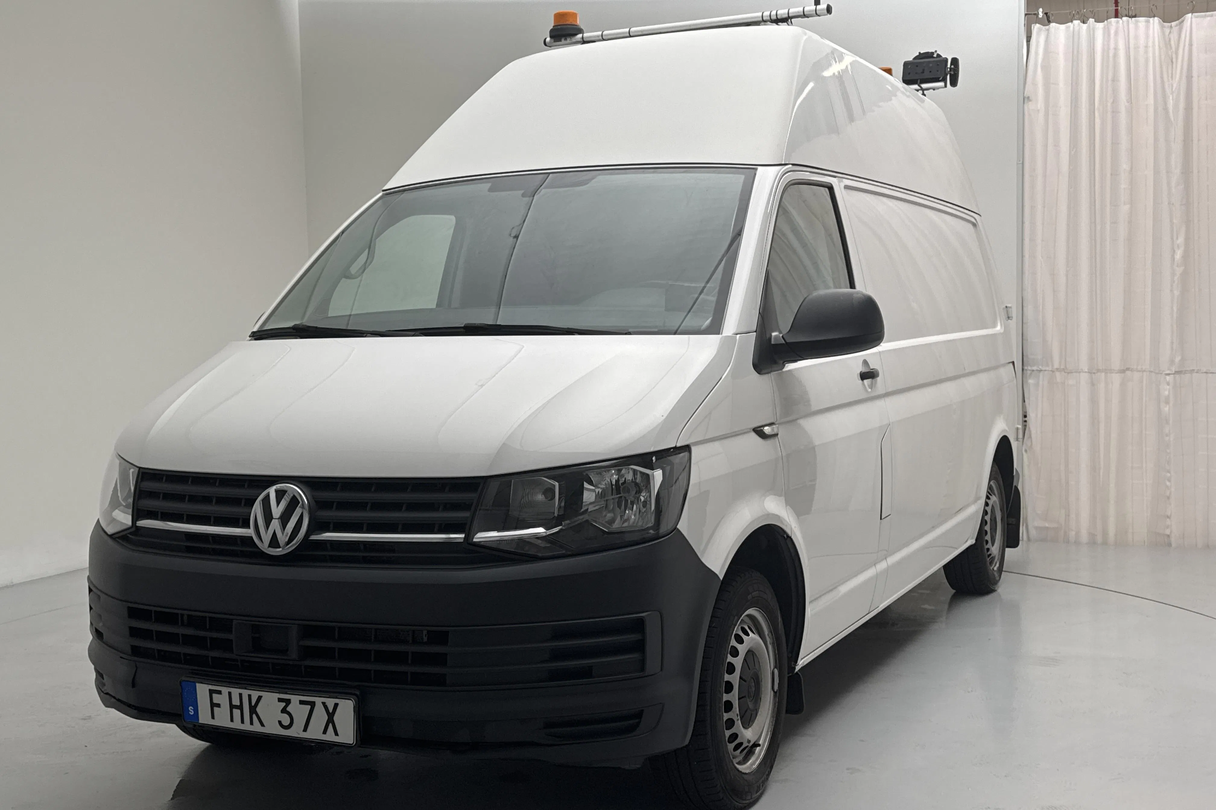 Presentationsfoto 1 av 20: VW Transporter T6 2.0 TDI BMT Skåp (150hk) - 16 166 mil - Manuell - vit - 2019