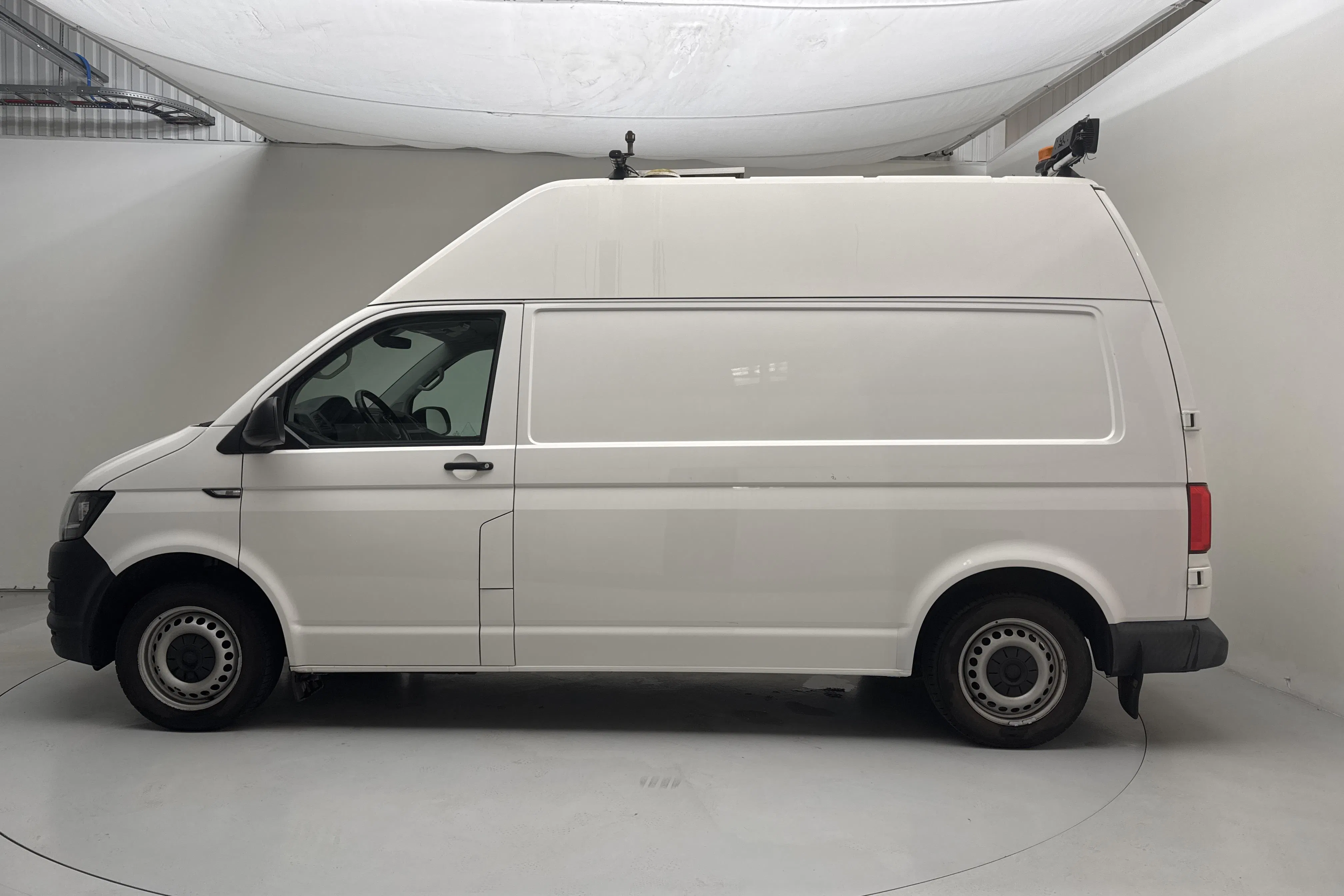 Presentationsfoto 2 av 20: VW Transporter T6 2.0 TDI BMT Skåp (150hk) - 16 166 mil - Manuell - vit - 2019