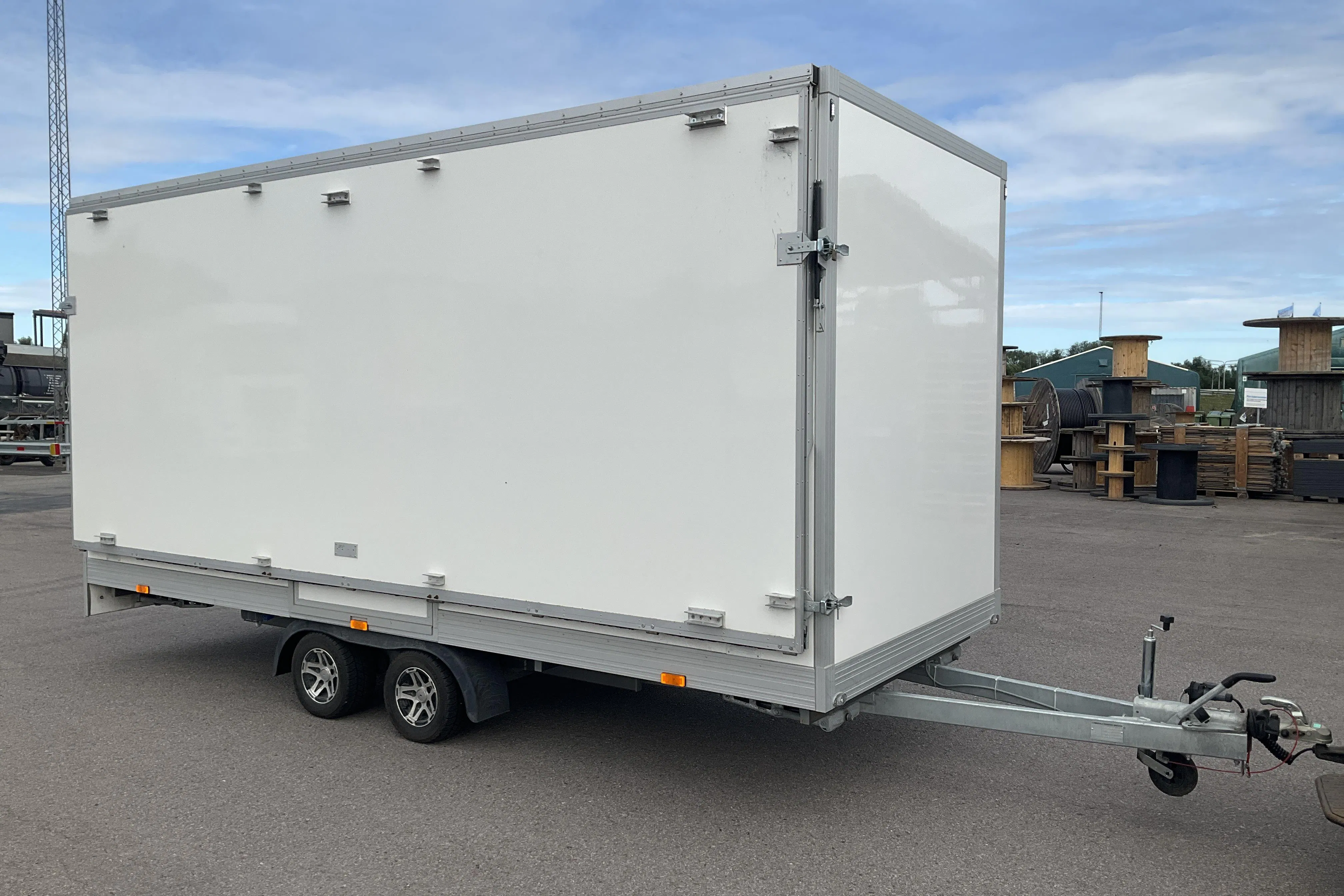 Presentationsfoto 1 av 17: Combisaleswagon COMBI 5100 - 1 km - vit - 2024